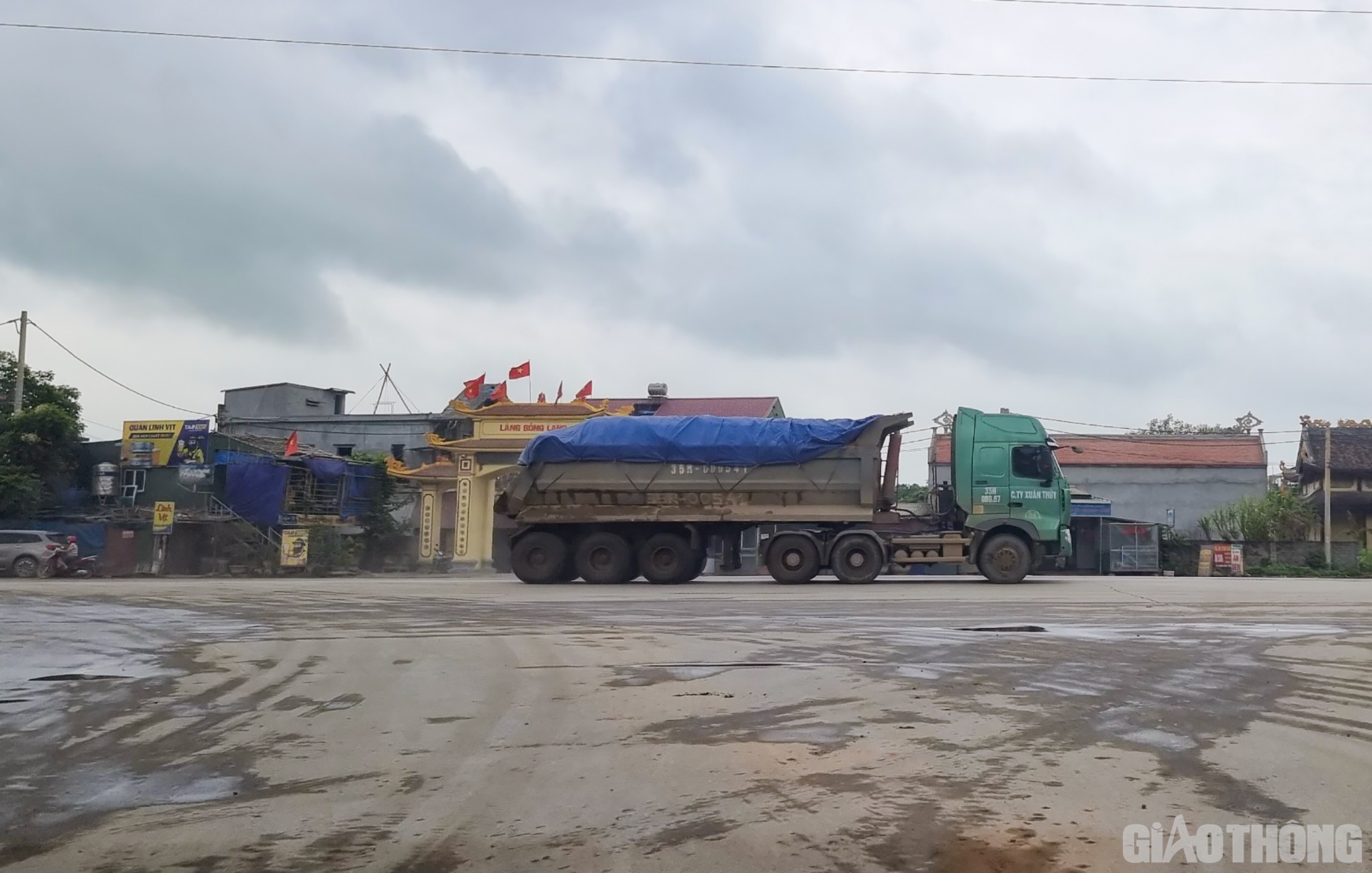 Trong vai 1 lái xe hỏi thăm cách qua chốt CSGT, PV được một tài xế xe tải loại trên 10 tấn biển BKS 30H... nhưng chất tới 30 tấn xi măng bao, vừa vượt chốt thành công cho biết: “Nếu xe 3 chân thì 150 nghìn, còn xe 2 chân thì 100 nghìn. Như xe tôi chỉ có 100 nghìn thôi, vì đây là chốt huyện” (?!)