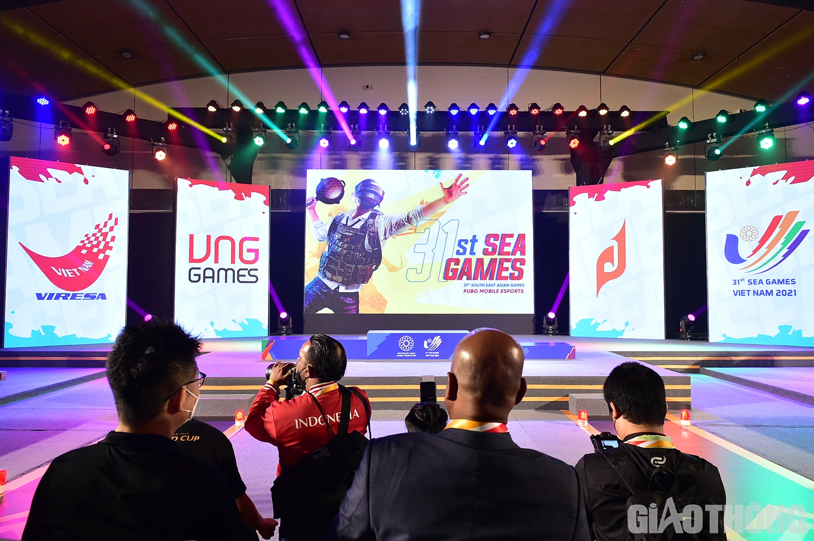 Trong 2 ng&agrave;y 16 v&agrave; 17/5, c&aacute;c đại diện đến từ 9 quốc gia (Việt Nam, Th&aacute;i Lan, Malaysia, Indonesia, Philippines, Myanmar, L&agrave;o, Cambodia, Brunei) thi đấu đối kh&aacute;ng c&aacute; nh&acirc;n để t&igrave;m chủ nh&acirc;n tấm HCV cho bộ m&ocirc;n PUBG mobile.