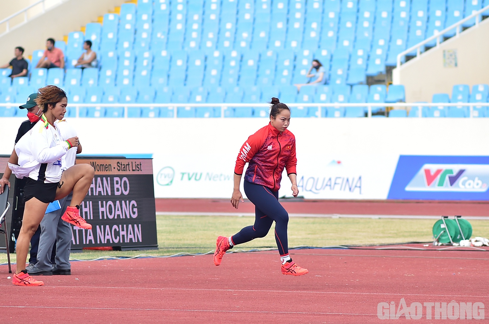Chiều 18/5, bộ m&ocirc;n điền kinh tiếp tục diễn ra nhiều nội dung tại s&acirc;n Mỹ Đ&igrave;nh. Nội dung n&eacute;m lao nữ c&oacute; 5 vận động vi&ecirc;n tham dự. VĐV L&ograve; Thị Ho&agrave;ng (Sơn La) l&agrave; đại diện của Việt Nam. C&aacute;c đối thủ của c&ocirc; gồm Aye Chan Bo (Myanmar), Natta Nachan, Jariya Winchadit (Th&aacute;i Lan), Evalyn Palabrica Barba (Philippines). Trong đ&oacute;, VĐV Natta Nachan đang l&agrave; đương kim v&ocirc; địch.