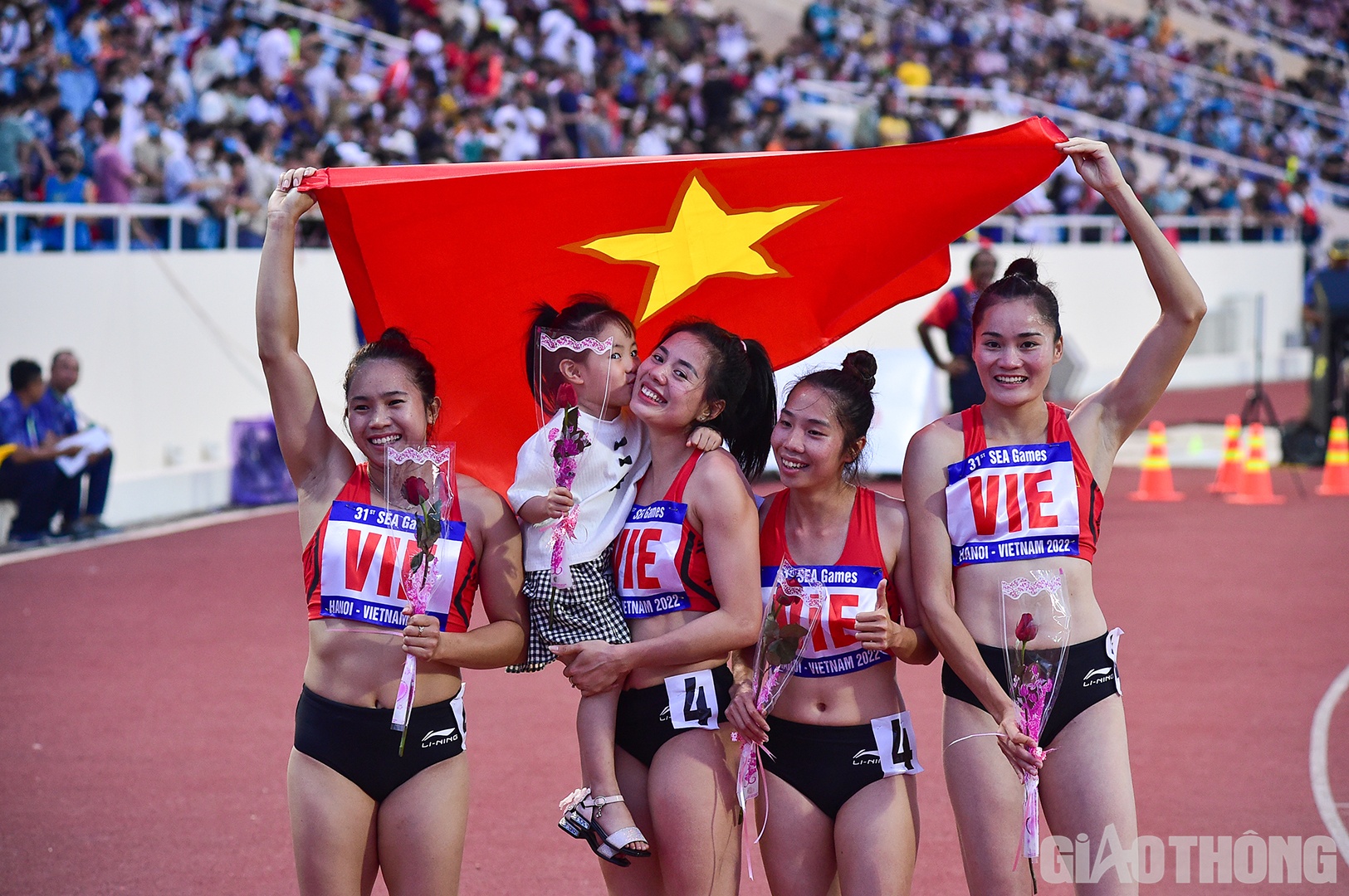 VĐV Nguyễn Thị Huyền bế con g&aacute;i trong gi&acirc;y ph&uacute;t chiến thắng của điền kinh nữ Việt Nam.