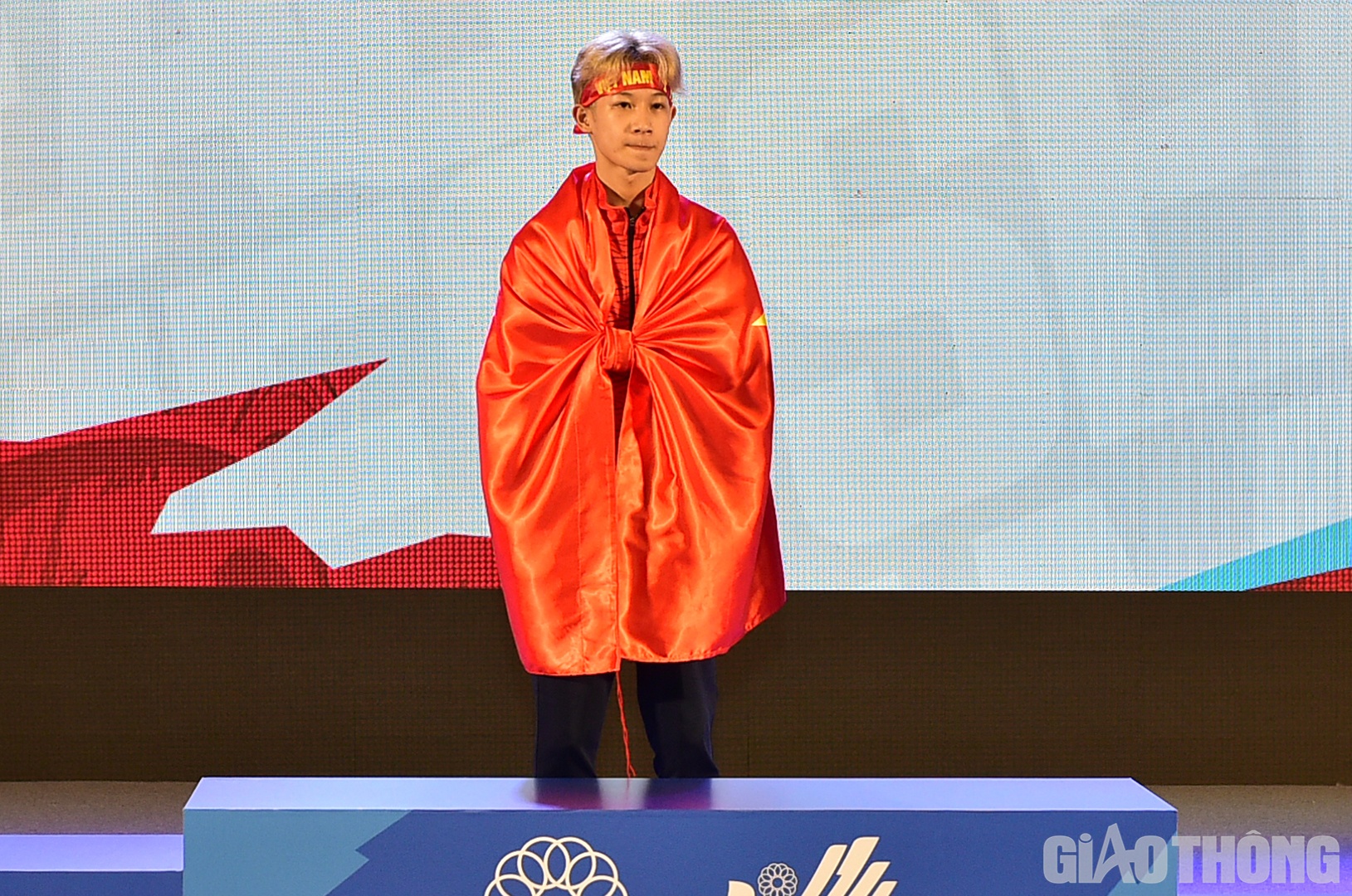 VĐV đ&oacute; l&agrave; Phan Văn Đ&ocirc;ng, game thủ với nickname "ViCoi". Từ game đấu đầu ti&ecirc;n đạt top 1 đầy bất ngờ, sau đ&oacute; đến khi kết th&uacute;c game thứ 4, Văn Đ&ocirc;ng đ&atilde; đứng thứ 2 bảng xếp hạng chung cuộc.