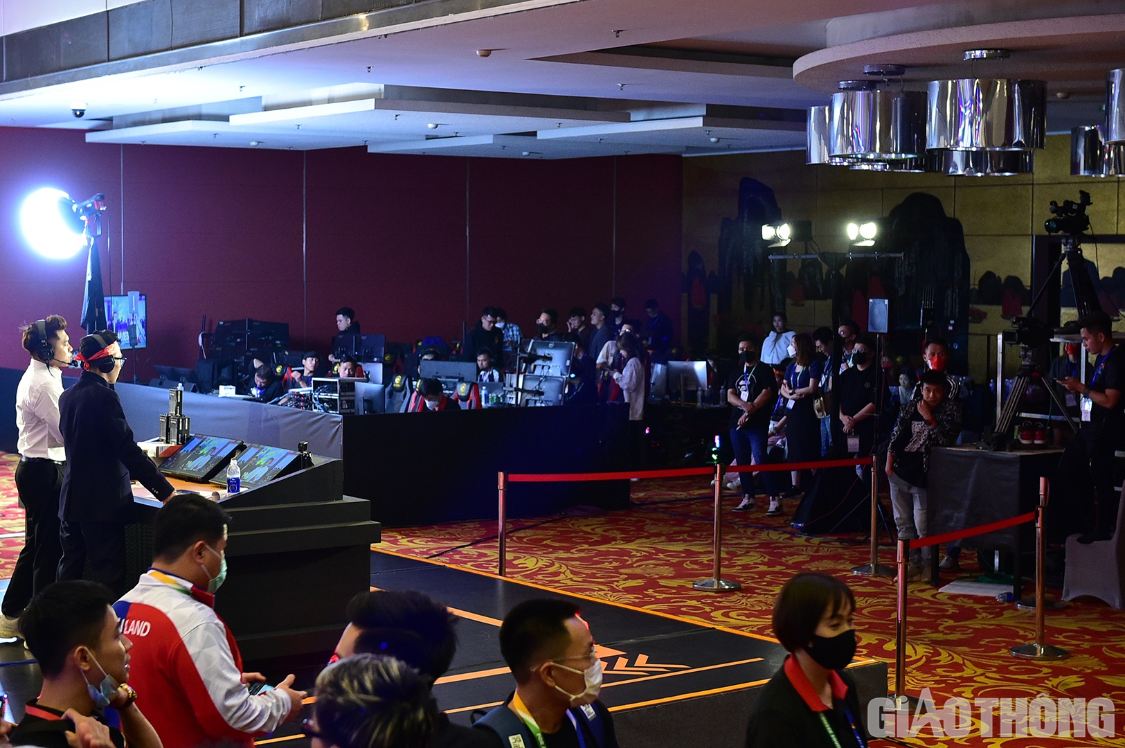 Trận đấu cuối diễn ra kịch t&iacute;nh khi cả 6 đại diện của Việt Nam đều "sống s&oacute;t" v&agrave;o những v&ograve;ng s&acirc;u, đặc biệt l&agrave; c&oacute; bốn người v&agrave;o top 15. Với vị tr&iacute; thứ tư ở game đấu cuối, "Vicoi" Phan Văn Đ&ocirc;ng đủ điểm để vượt qua tất cả đối thủ, kể cả người gi&agrave;nh top 1 ở game n&agrave;y. Ch&agrave;ng trai sinh năm 2003 ch&iacute;nh thức trở th&agrave;nh t&acirc;n v&ocirc; địch bộ m&ocirc;n PUBG Mobile nội dung thi đấu c&aacute; nh&acirc;n.