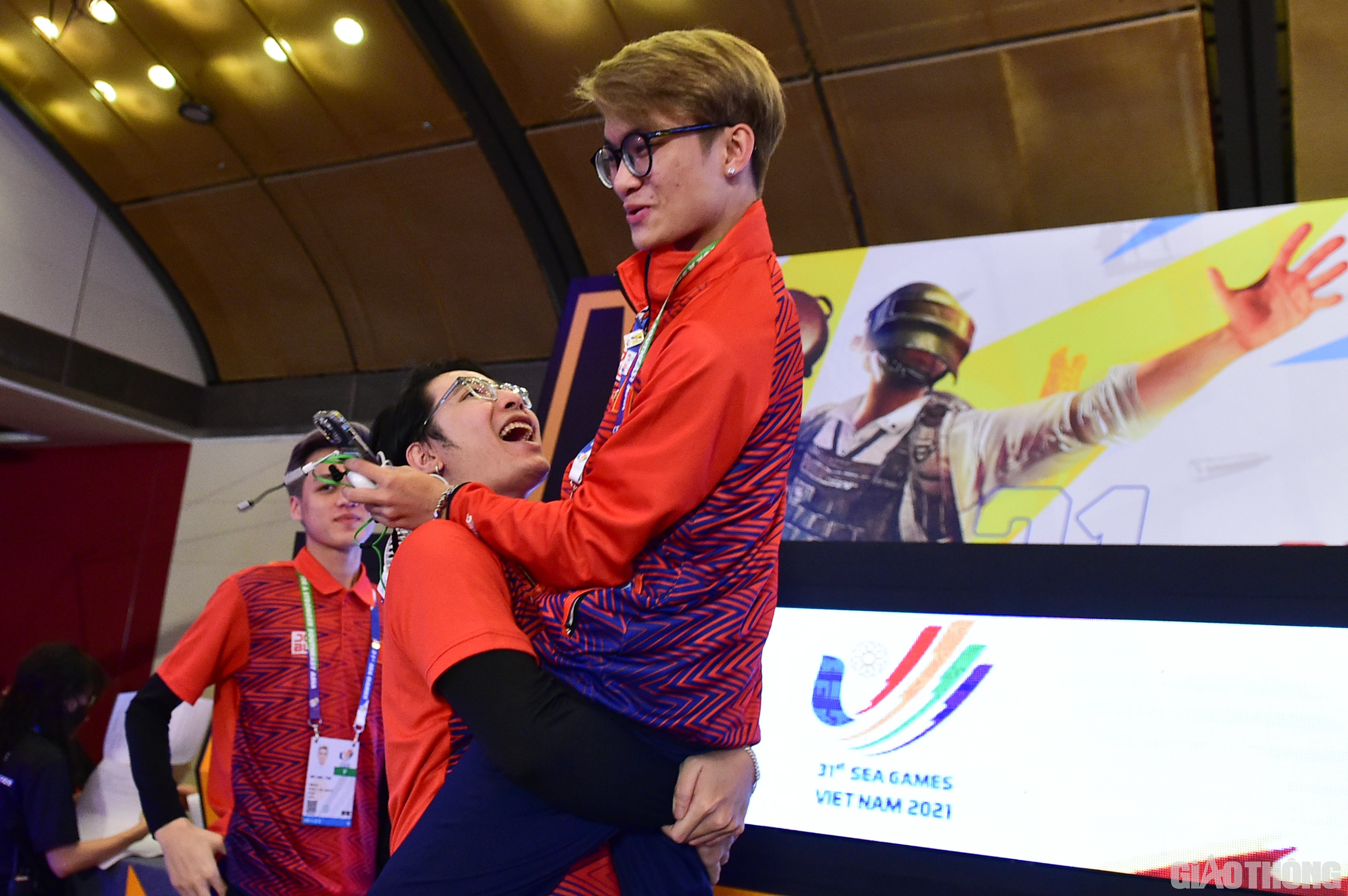 C&aacute;c th&agrave;nh vi&ecirc;n đội eSport Việt Nam ch&uacute;c mừng với chức v&ocirc; địch của người đồng đội trẻ tuổi.