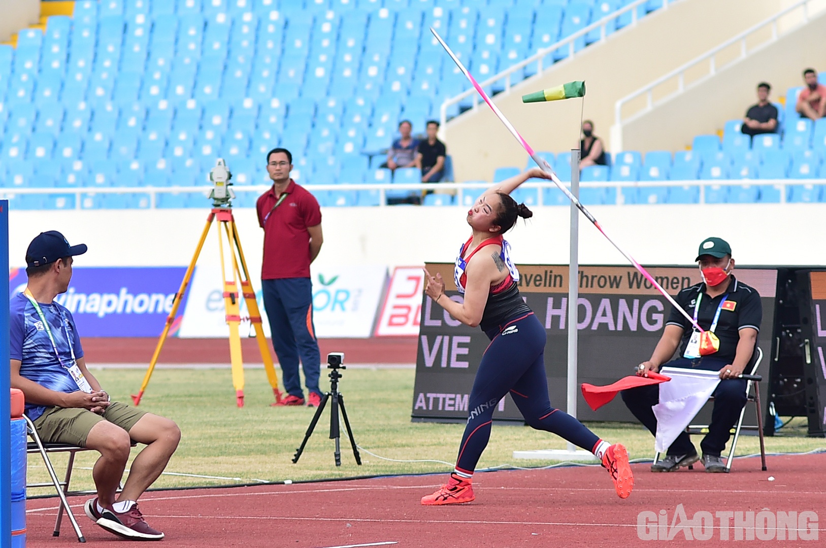 Bước v&agrave;o thi, bất ngờ đ&atilde; xảy ra khi ở lượt n&eacute;m thứ 2, Natta Nachan đ&atilde; bị lệnh khớp vai v&agrave; kh&ocirc;ng thể thi đấu v&igrave; chấn thương. Việc bỏ cuộc của đối thủ mạnh nhất đ&atilde; gi&uacute;p L&ograve; Thị Ho&agrave;ng th&ecirc;m tự tin v&agrave; thi đấu ấn tượng.