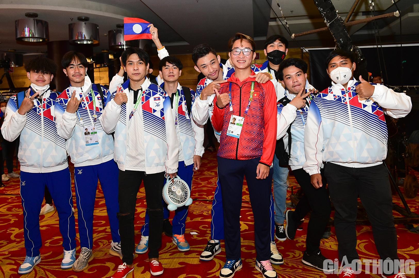 Tuyển thủ Mạc Anh H&agrave;o (nickname "Frankyy") vui vẻ chụp ảnh c&ugrave;ng đội Th&aacute;i Lan. Trong game đấu cuối c&ugrave;ng ng&agrave;y h&ocirc;m qua, khi bản đồ chỉ c&ograve;n 5 người, ch&agrave;ng trai sinh năm 2001 c&ugrave;ng Văn Đ&ocirc;ng l&agrave; hai đại diện c&ograve;n lại của đội Việt Nam.