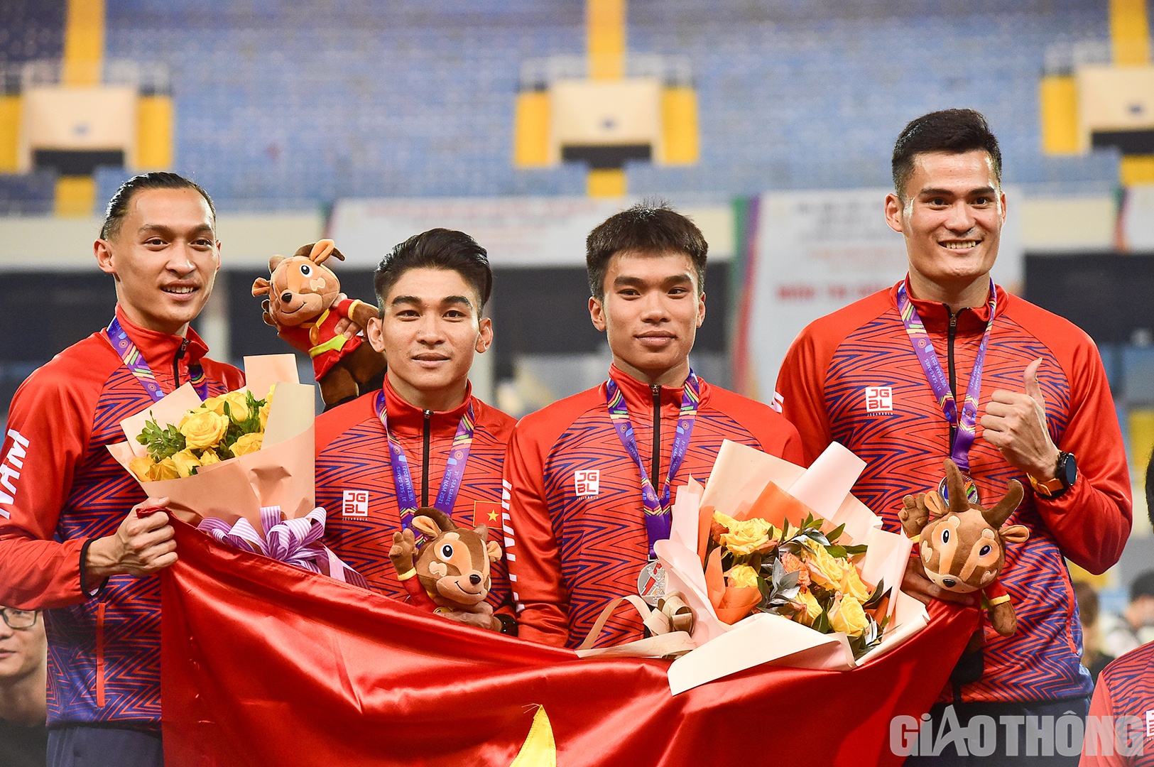 Ngược lại, điền kinh nam c&oacute; một buổi chiều đ&aacute;ng tiếc. Qu&aacute;ch C&ocirc;ng Lịch, Trần Nhật Ho&agrave;ng, Trần Đ&igrave;nh Sơn v&agrave; L&ecirc; Ngọc Ph&uacute;c c&aacute;n đ&iacute;ch thứ hai nội dung 4x400m tiếp sức nam với th&agrave;nh t&iacute;ch 3 ph&uacute;t 08 gi&acirc;y 52, gi&agrave;nh HCB.