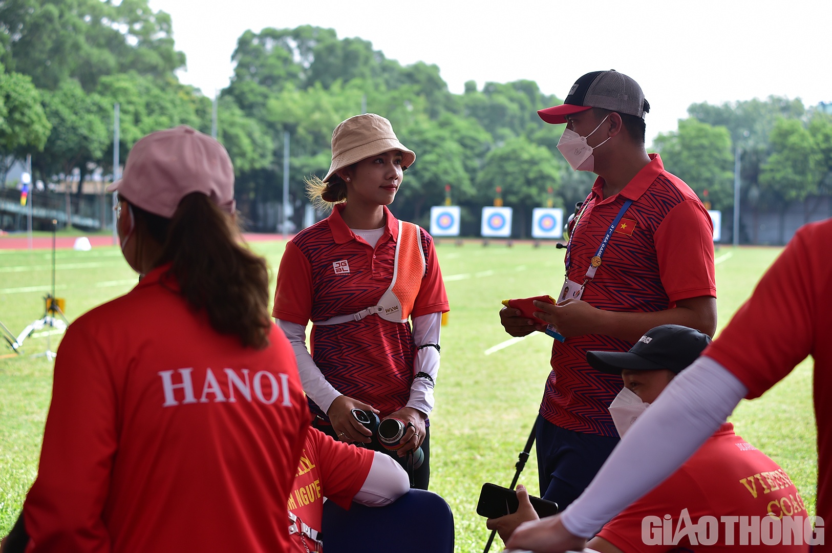 HLV trao đổi với c&aacute;c tuyển thủ trước trận đấu. Tại nội dung chung kết n&agrave;y c&oacute; 4 lượt bắn, mỗi lượt c&oacute; 6 mũi t&ecirc;n với thời gian thực hiện l&agrave; 2 ph&uacute;t, mỗi VĐV bắn 2 mũi, đội thắng mỗi lượt được 2 điểm, h&ograve;a 1 điểm, thua 0 điểm, đội n&agrave;o chạm 5 trước l&agrave; thắng.