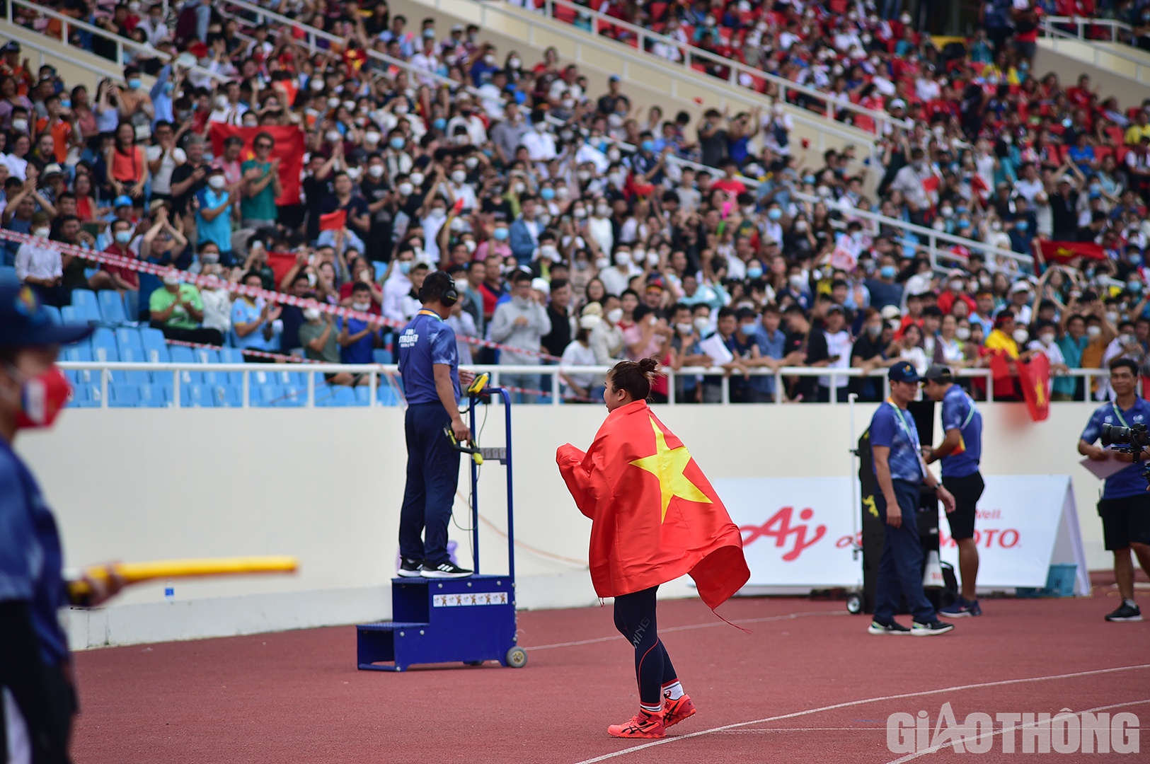 Với l&aacute; cờ tổ quốc tr&ecirc;n tay, c&ocirc; g&aacute;i người d&acirc;n tộc Th&aacute;i đ&atilde; chạy ra ph&iacute;a đ&ocirc;ng c&aacute;c kh&aacute;n giả c&oacute; mặt tr&ecirc;n s&acirc;n...
