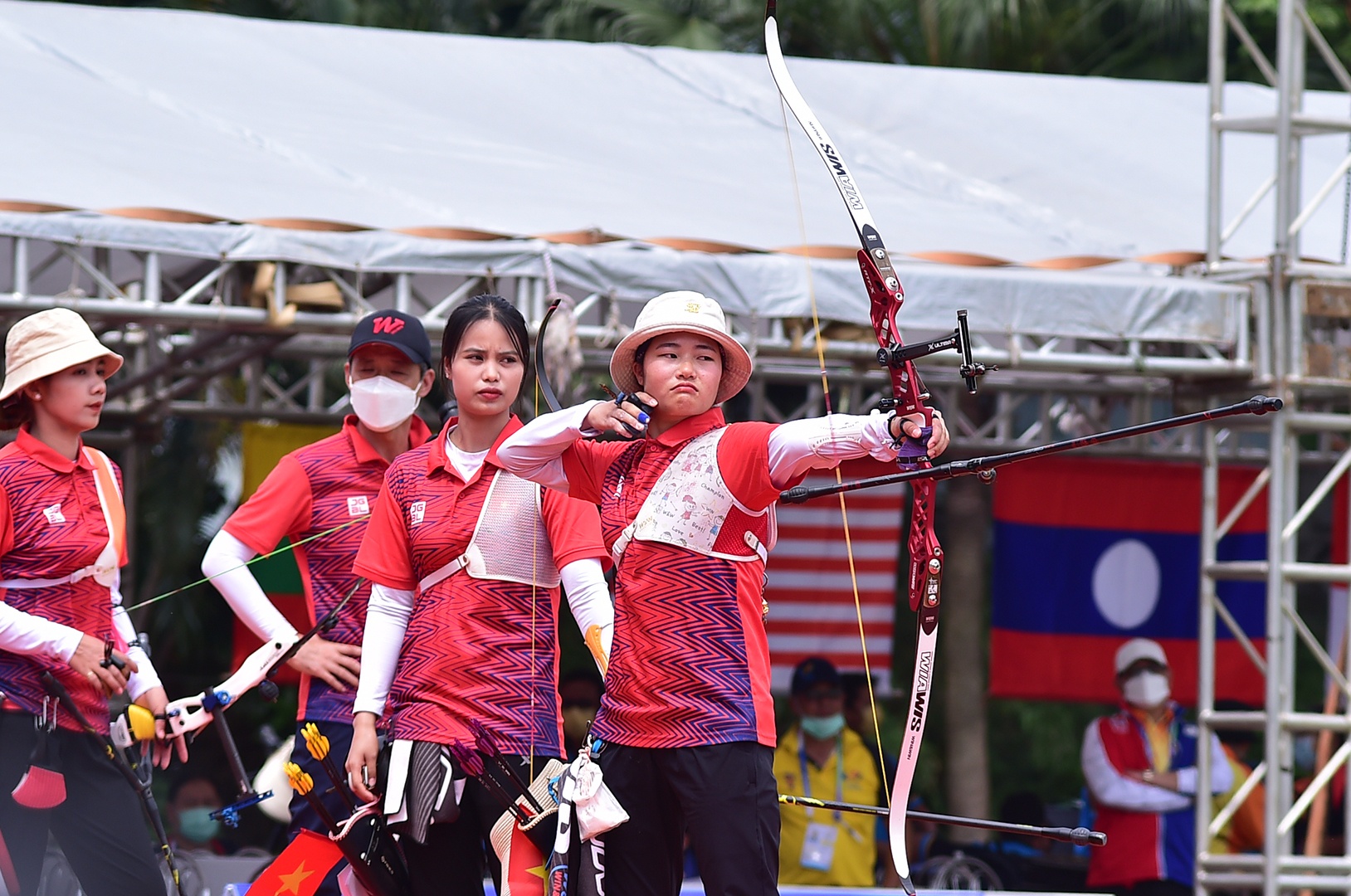 C&aacute;c cung thủ nữ Việt Nam đ&atilde; c&oacute; khởi đầu kh&ocirc;ng tốt. Loạt bắn đầu ti&ecirc;n c&aacute;c c&ocirc; g&aacute;i Việt Nam chỉ d&agrave;nh 45 điểm, trong khi đối thủ c&oacute; 51 điểm bắn, tuyển Philippines dẫn trước 2 - 0.
