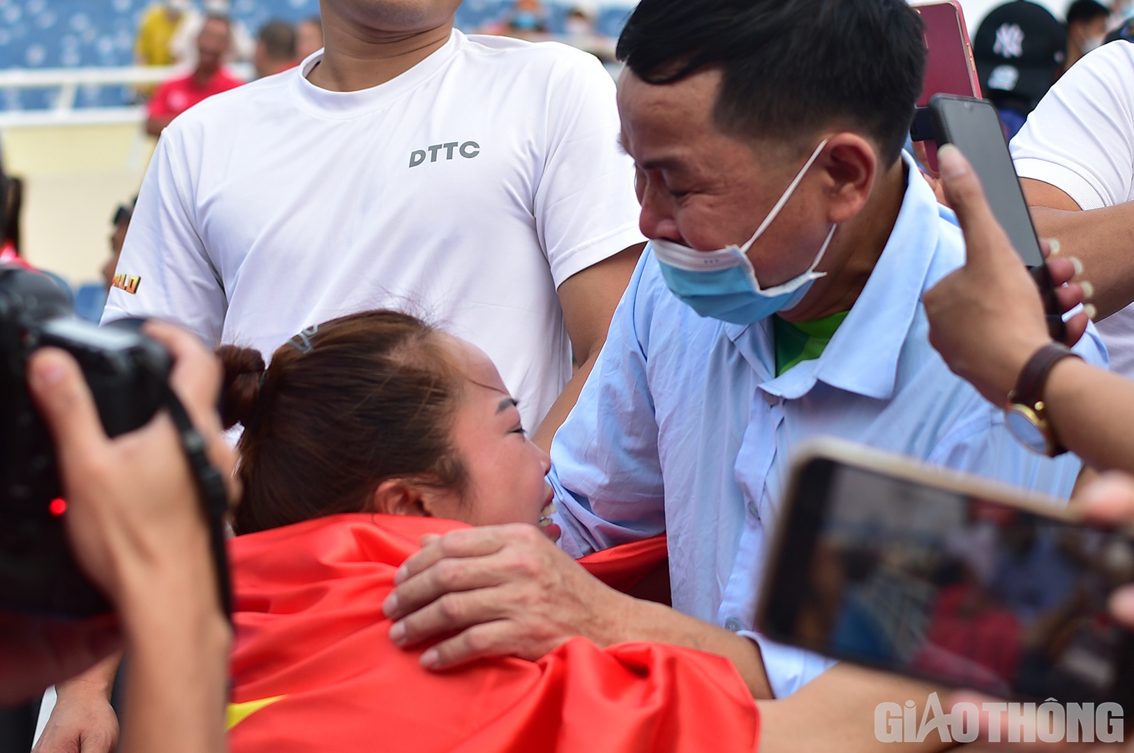 ...trước khi c&ocirc; t&igrave;m về ph&iacute;a kh&aacute;n đ&agrave;i c&oacute; gia đ&igrave;nh của m&igrave;nh. Khi gặp cha, c&ocirc; đ&atilde; &ocirc;m lấy cha v&agrave; bật kh&oacute;c nức nở.