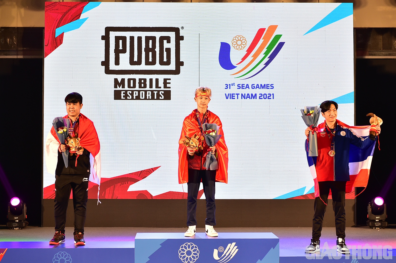 Khoảnh khắc "ViCoi" Phan Văn Đ&ocirc;ng ch&iacute;nh thức nhận HCV tại SEA Games 31.