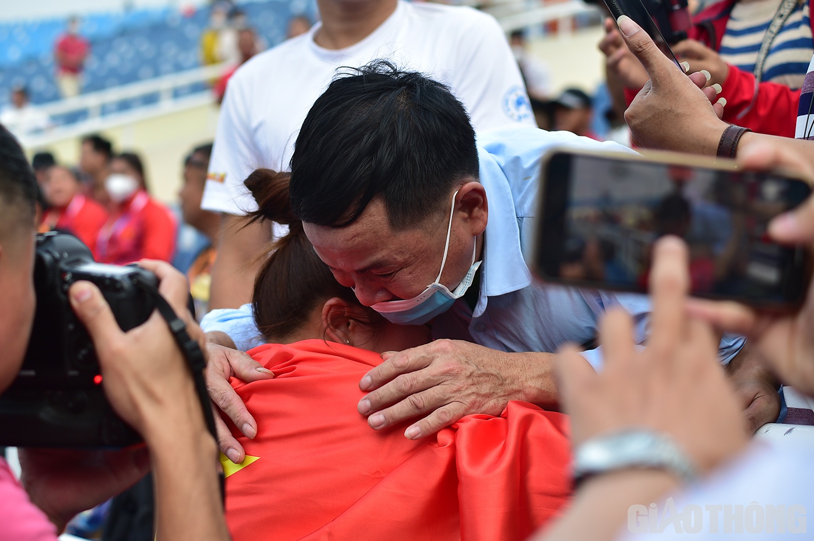Trong v&ograve;ng tay của cha, c&ocirc; g&aacute;i n&eacute;m lao mạnh mẽ bỗng trở n&ecirc;n yếu đuối. C&ocirc; tr&agrave;n đầy cảm x&uacute;c khi được cha vỗ về, an ủi.