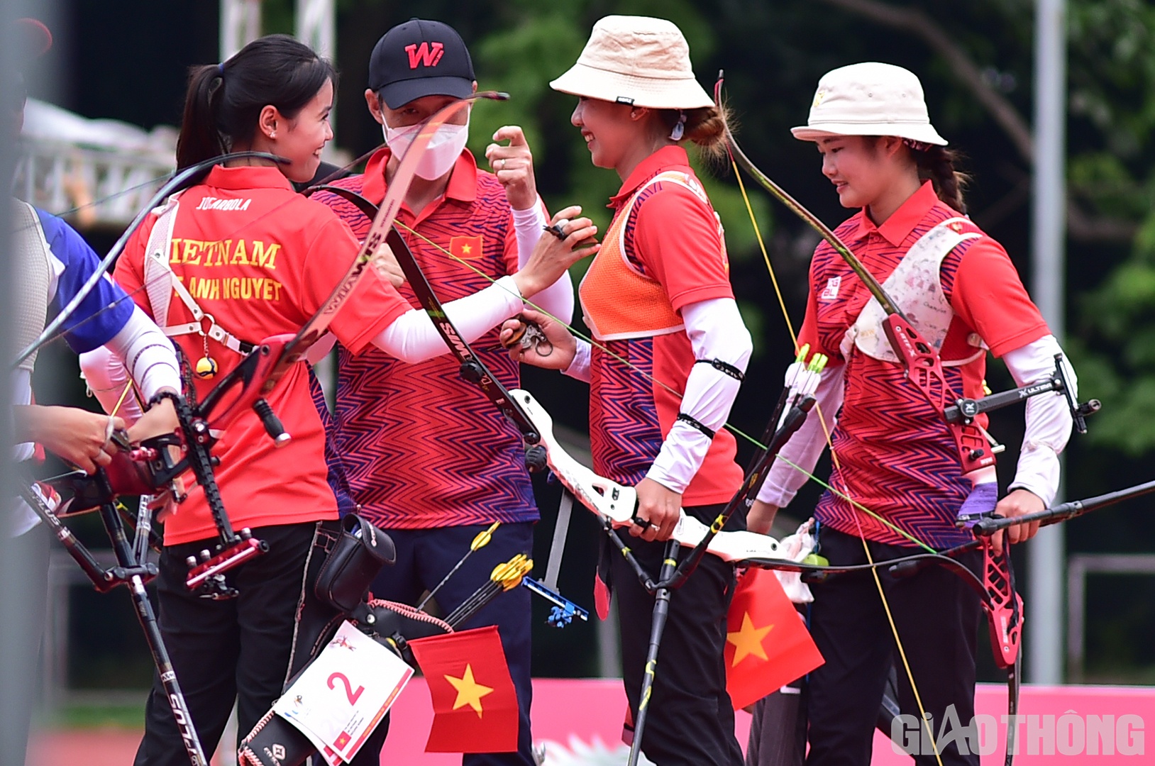 Ở lượt bắn thứ 3, Thanh Nhi xuất thần bắn được 2 mũi t&ecirc;n 10, Ngọc bắn được 2 mũi 9 đ&atilde; gi&uacute;p Việt Nam thắng Philippines (9, 8, 9, 7, 9, 9) d&ugrave; &Aacute;nh Nguyệt bắn kh&ocirc;ng tốt (8, 6). Tỷ số l&agrave; 4-2 v&agrave; chỉ cần h&ograve;a ở lượt 4 quyết định l&agrave; Việt Nam gi&agrave;nh HCV.