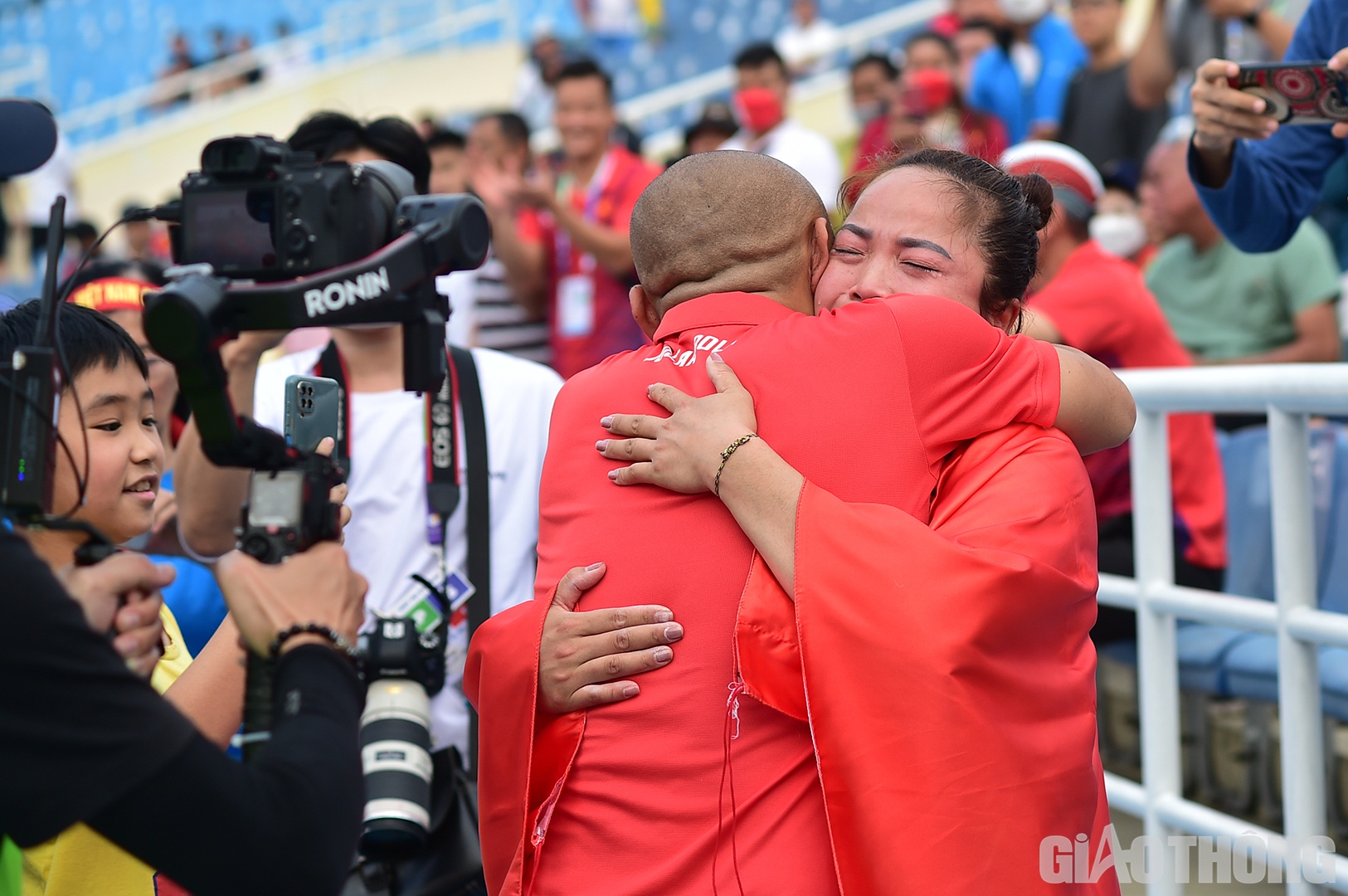 C&ocirc; g&aacute;i người Sơn La vẫn x&uacute;c động khi gặp gỡ ban huấn luyện.