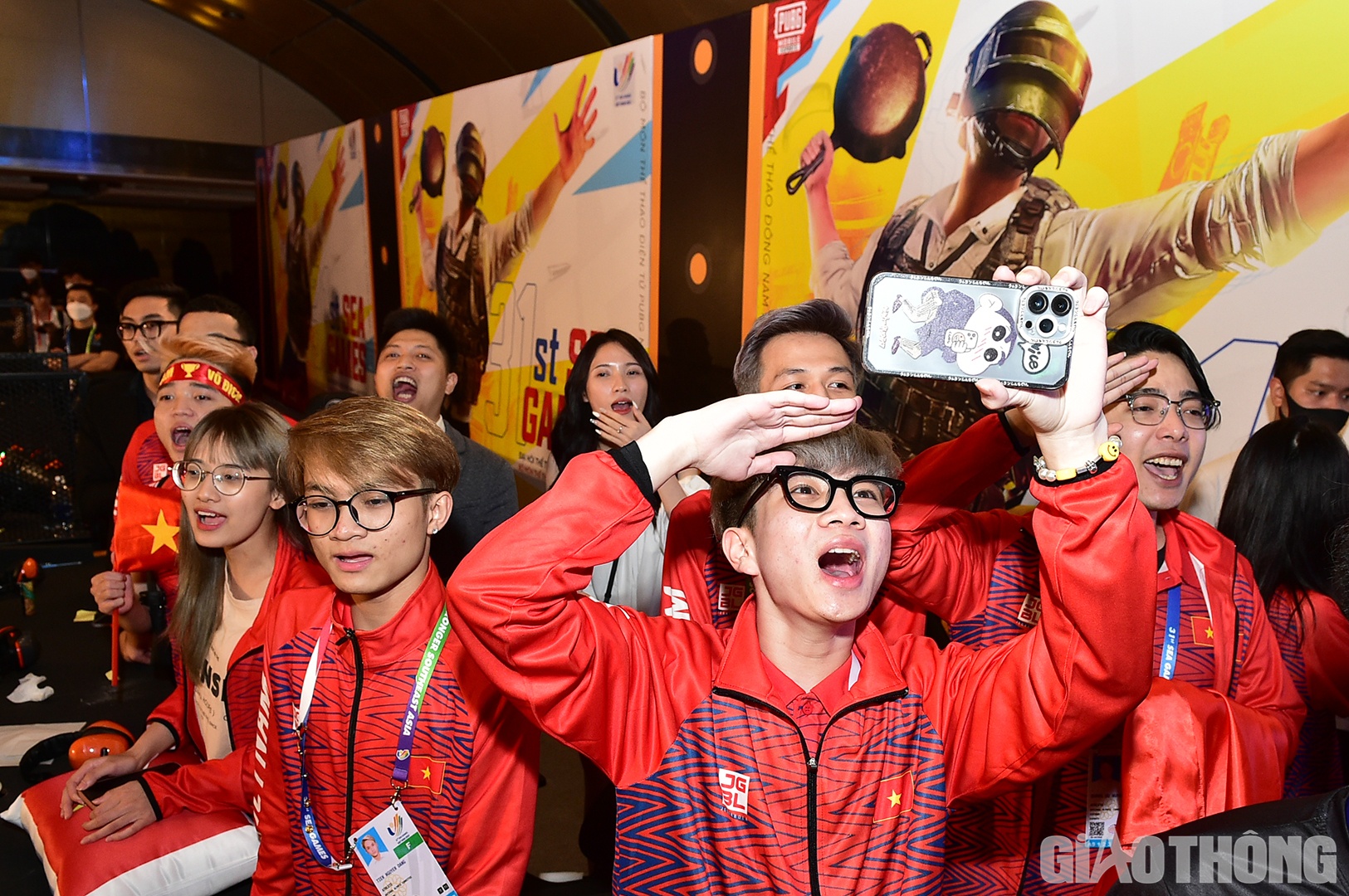 C&aacute;c th&agrave;nh vi&ecirc;n đội tuyển eSport Việt Nam h&agrave;o hứng h&aacute;t theo nhịp quốc ca.