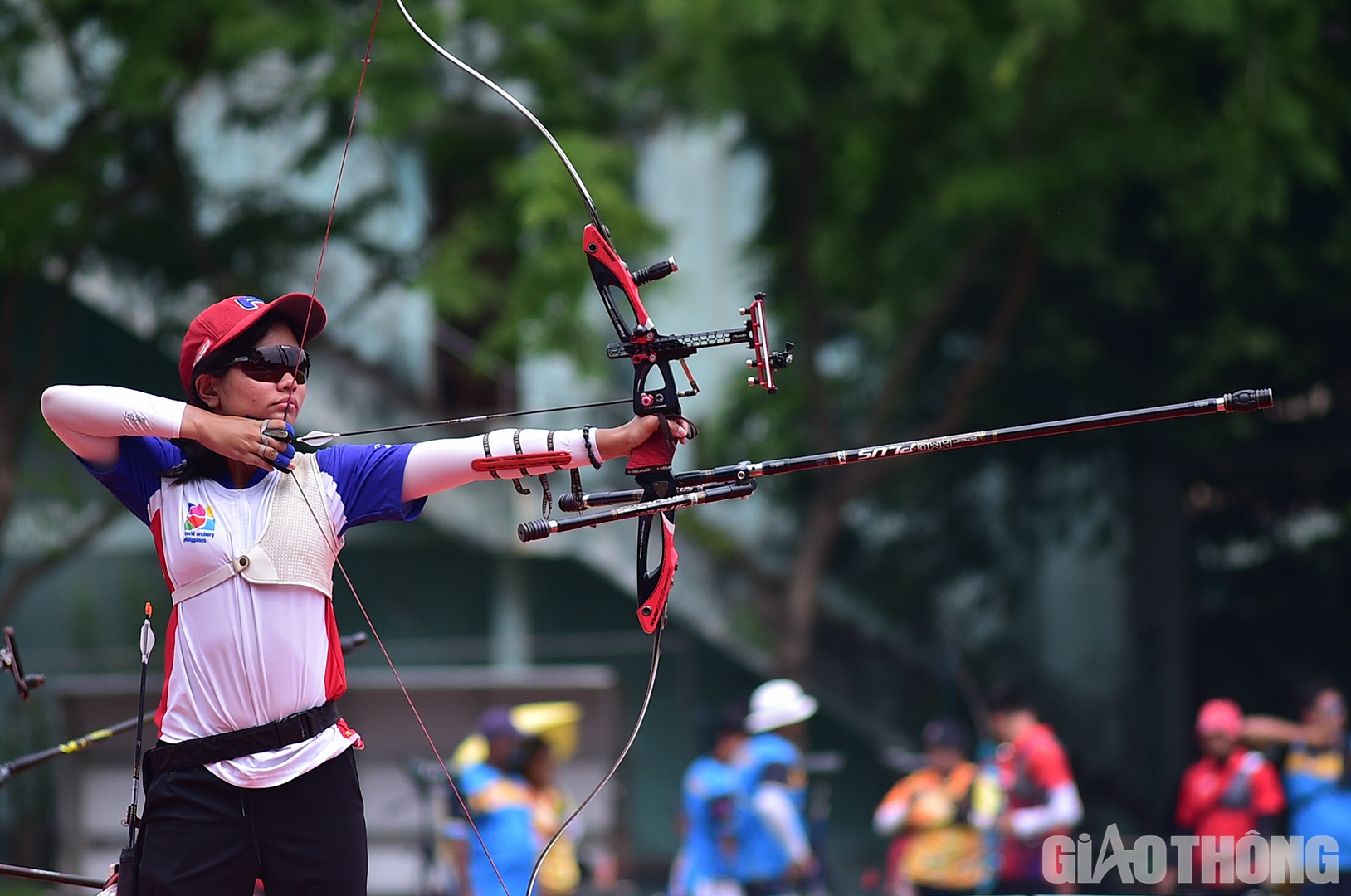 Nhưng trong lượt bắn thứ 4, c&aacute;c VĐV Philippines đ&atilde; chứng tỏ được bản lĩnh (9, 8, 10, 10, 10, 10) để gỡ h&ograve;a 4-4 trước Việt Nam (7, 9, 8, 8, 8, 8).