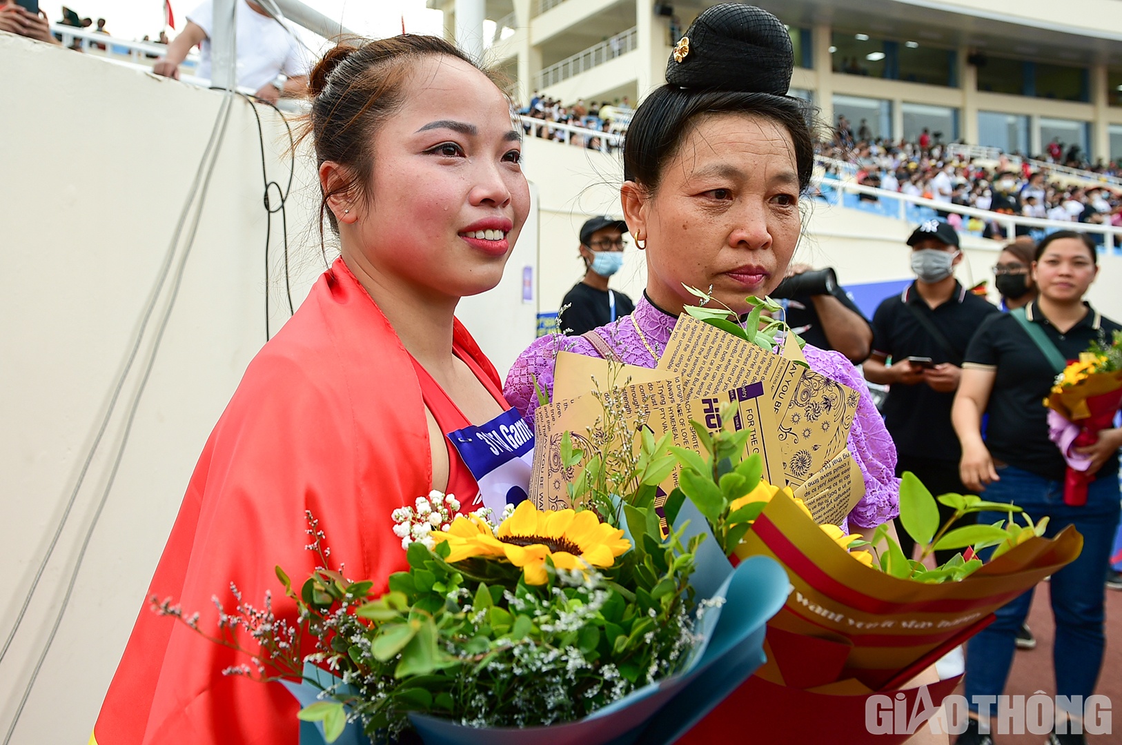 C&oacute; mặt tại s&acirc;n Mỹ Đ&igrave;nh, b&agrave; V&igrave; Thị Thỉnh, mẹ của Ho&agrave;ng, lặng lẽ chờ đợi gi&acirc;y ph&uacute;t con g&aacute;i m&igrave;nh kết th&uacute;c phần thi đấu. Trong trang phục đặc trưng của d&acirc;n tốc Th&aacute;i, b&agrave; chia sẻ với truyền th&ocirc;ng: &ldquo;L&uacute;c xem con thi đấu, t&ocirc;i thật sự lo lắng, thậm ch&iacute; c&oacute; ch&uacute;t lo sợ&rdquo;