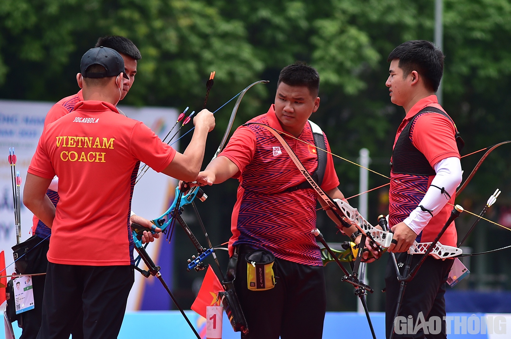 D&ugrave; c&oacute; khởi đầu kh&aacute; tốt, nhưng đội Việt Nam đ&atilde; kh&ocirc;ng thể l&agrave;m n&ecirc;n bất ngờ trước đối thủ được đ&aacute;nh gi&aacute; mạnh hơn. C&aacute;c tay cung của Indonesia li&ecirc;n tục bắn được điểm 10, trong đ&oacute; lượt bắn thứ 2 đối thủ đ&atilde; bắn được tới 5 mũi t&ecirc;n điểm 10 li&ecirc;n tiếp.