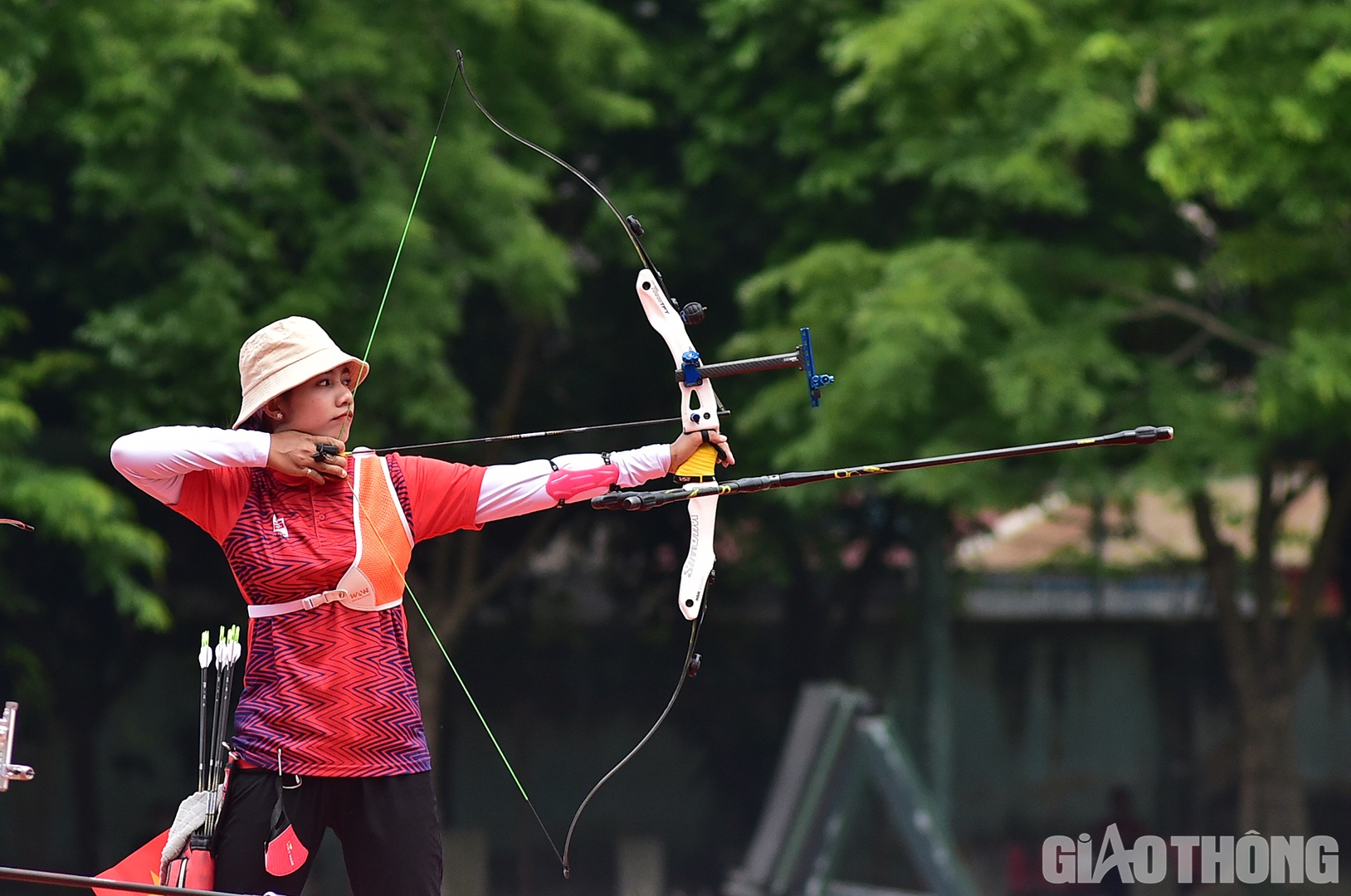 Trận chung kết phải đi tới loạt bắn lu&acirc;n lưu để x&aacute;c định đội v&ocirc; địch. Sau 4 mũi t&ecirc;n đầu của loạt lu&acirc;n lưu, 4 VĐV của 2 đội đều bắn được 8 điểm. Thu Nhi l&agrave; người cuối c&ugrave;ng giương cung v&agrave; gi&agrave;nh được 9 điểm.