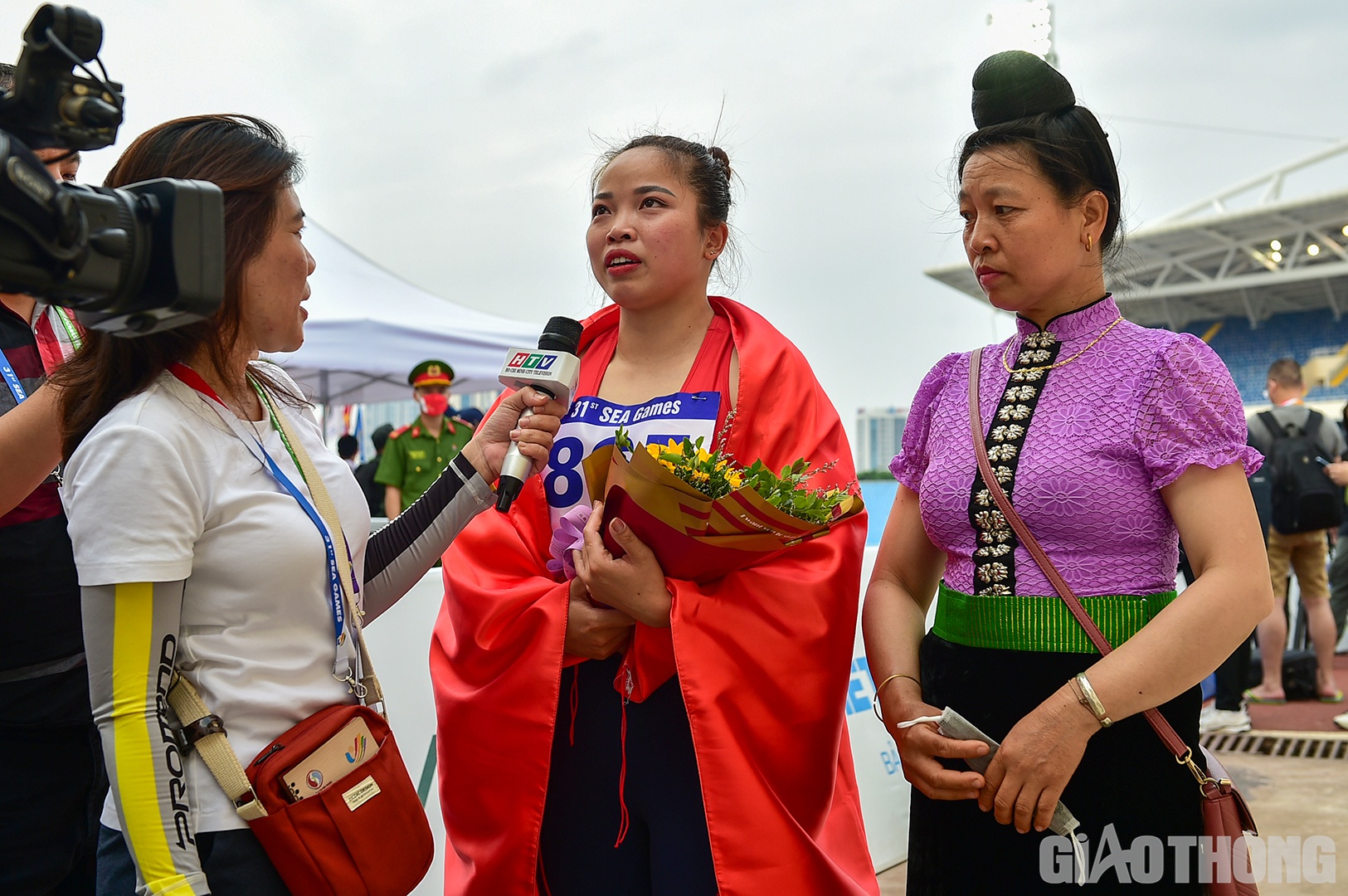 Ho&agrave;ng cho biết c&ocirc; l&agrave; người d&acirc;n tộc thiểu số n&ecirc;n để c&oacute; thể đi học, theo thể thao kh&ocirc;ng phải việc đơn giản.
Ho&agrave;ng x&uacute;c động n&oacute;i: "T&ocirc;i đi tập thể thao đ&atilde; được 10 năm, trải qua nhiều kh&oacute; khăn vất vả, &aacute;p lực v&agrave; chấn thương. Đến giờ t&ocirc;i vẫn kh&ocirc;ng tin m&igrave;nh c&oacute; thể HCV v&agrave;ng SEA Games. T&ocirc;i muốn d&agrave;nh HCV n&agrave;y để d&agrave;nh tặng bố mẹ m&igrave;nh. H&ocirc;m nay bố mẹ t&ocirc;i xuống H&agrave; Nội để cổ vũ t&ocirc;i. Ngay việc xuống đến đ&acirc;y với bố mẹ t&ocirc;i cũng kh&ocirc;ng dễ d&agrave;ng g&igrave;. Trong những thời điểm t&ocirc;i gặp kh&oacute; khăn, &aacute;p lực nhất, ch&iacute;nh mẹ l&agrave; người t&ocirc;i lu&ocirc;n điện thoại để được sẻ chia, t&acirc;m sự".