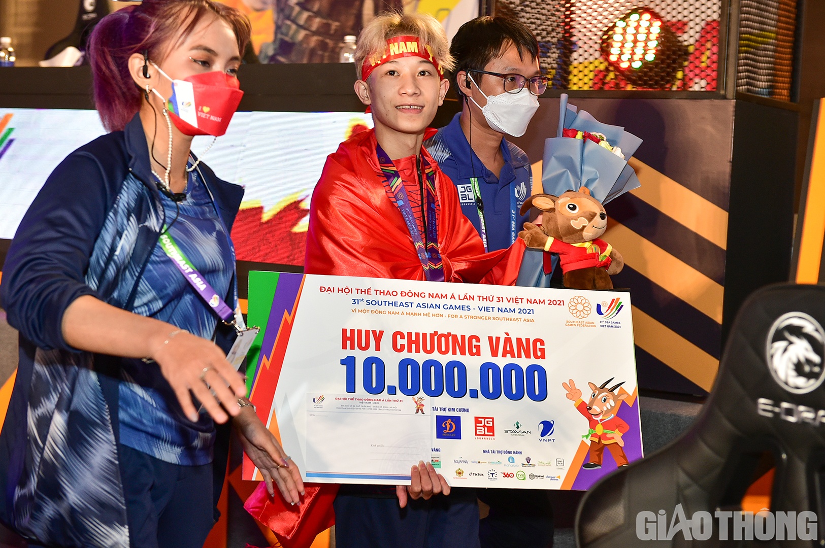 D&ugrave; vậy, khi biết m&igrave;nh gi&agrave;nh được HCV, ch&agrave;ng trai trẻ vẫn kh&ocirc;ng khỏi bất ngờ v&agrave; c&ograve;n nghĩ m&igrave;nh chỉ đang mơ cho đến khi nhận ra m&igrave;nh đ&atilde; thực sự trở th&agrave;nh nh&agrave; v&ocirc; địch.