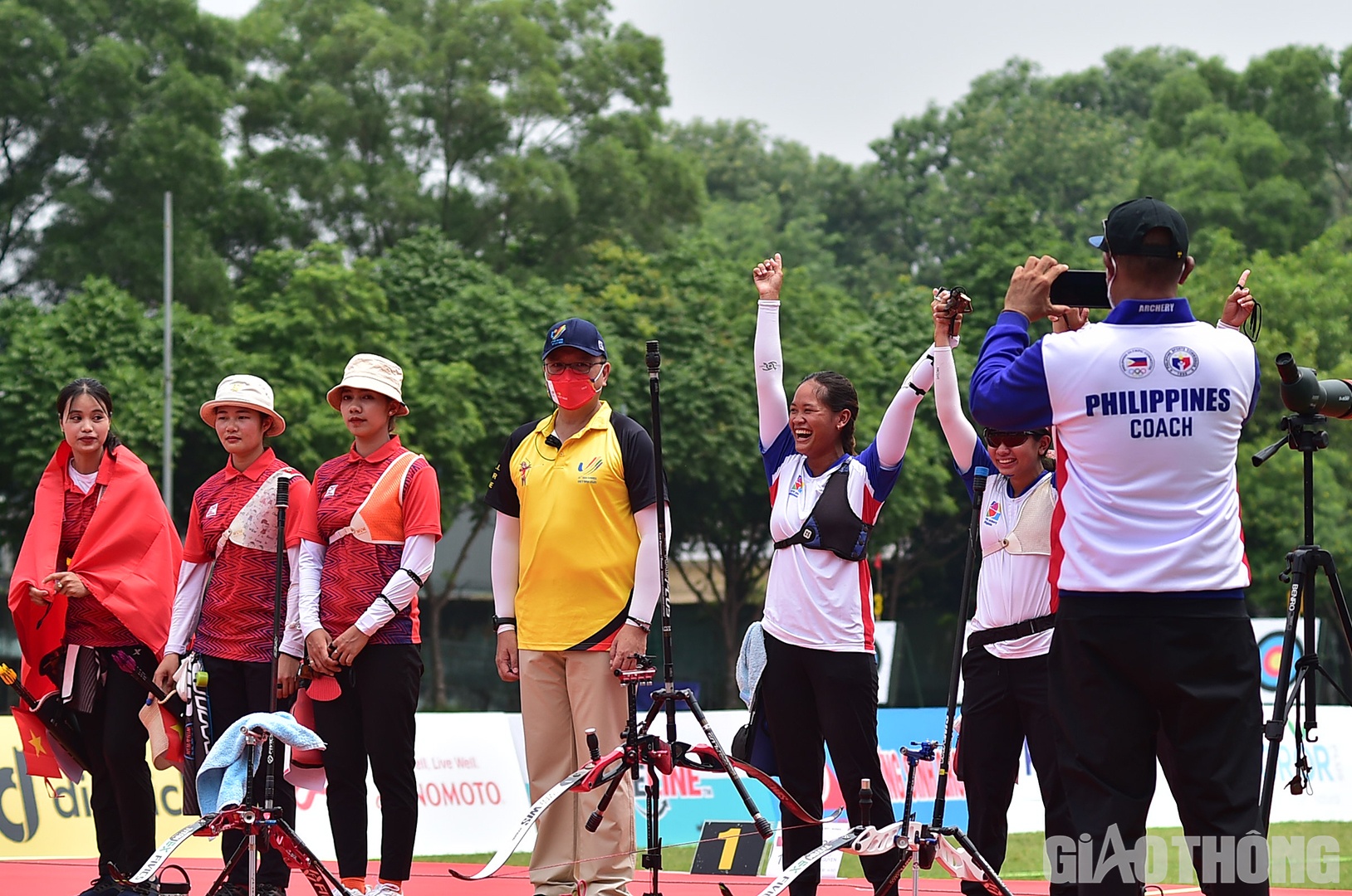 Tuy nhi&ecirc;n, với mũi t&ecirc;n 10 điểm tại lần bắn cuối c&ugrave;ng trong loạt lu&acirc;n lưu, đội Philippines đ&atilde; gi&agrave;nh được tấm HCV.
