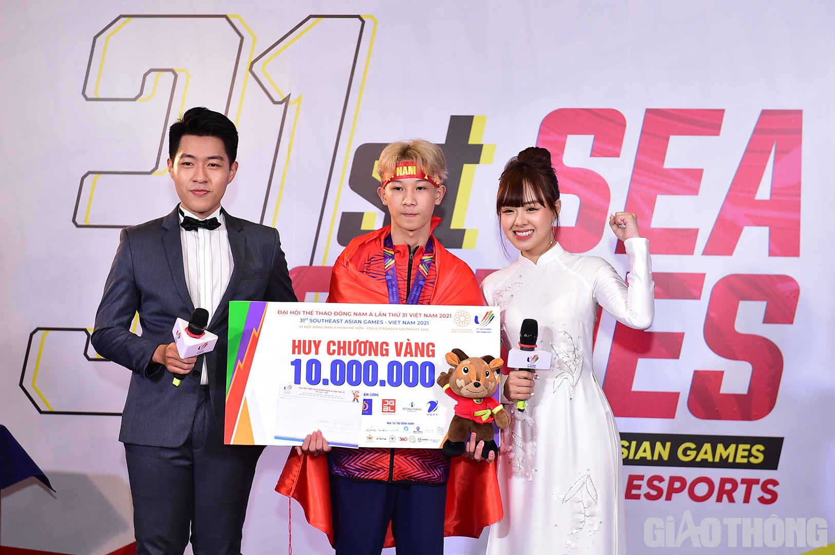 Văn Đ&ocirc;ng tin rằng, tấm HCV của m&igrave;nh sẽ l&agrave; động lực để m&igrave;nh c&ugrave;ng c&aacute;c đ&agrave;n anh trong đội hướng đến HCV tiếp theo tại PUBG mobile - hạng mục đồng đội.