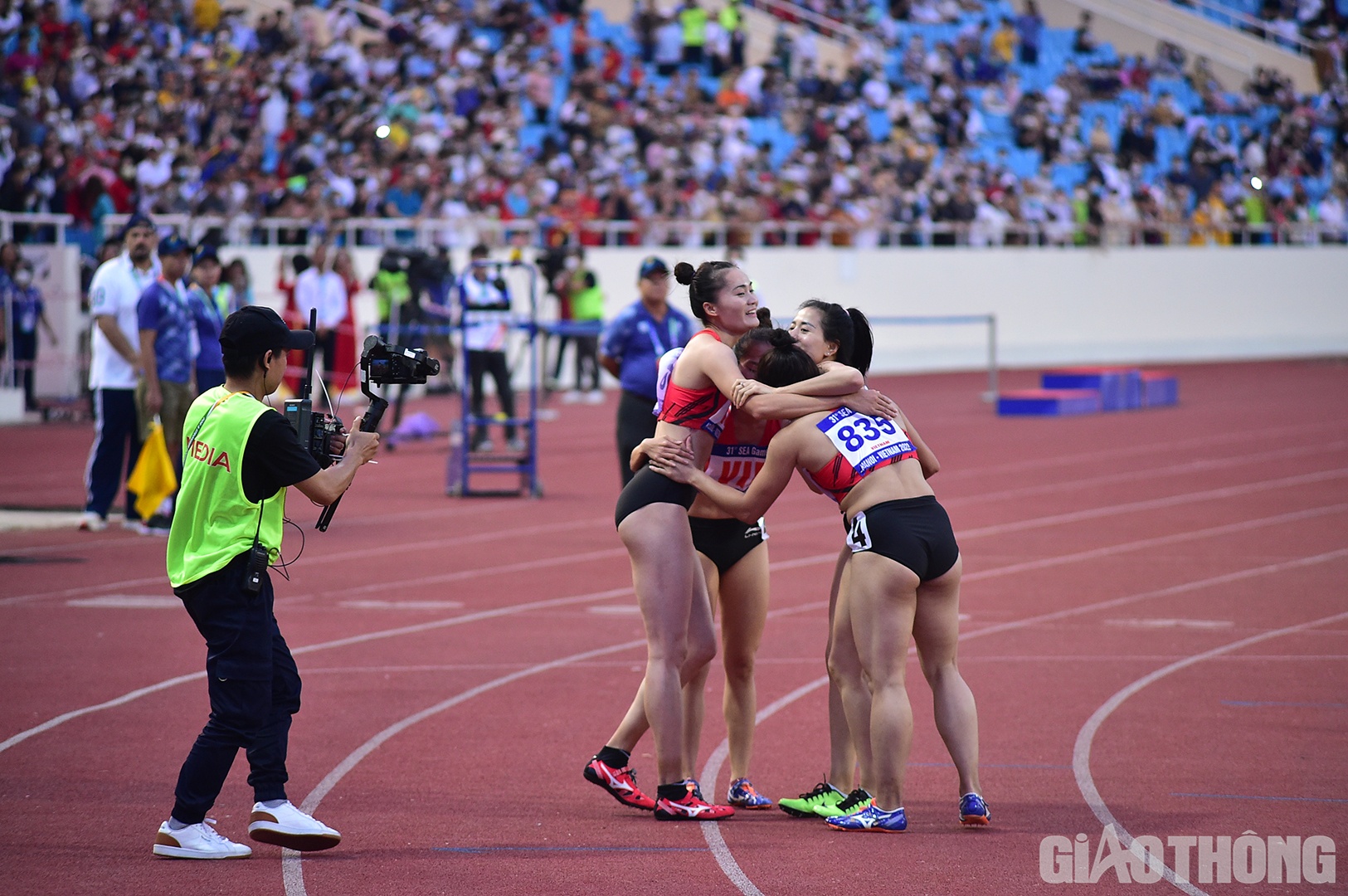 Cũng trong chiều 18/5, điền kinh Việt Nam tiếp tục chứng tỏ vị thế h&agrave;ng đầu Đ&ocirc;ng Nam &Aacute; khi tiếp tục thắng lợi ở đường chạy 4x400m tiếp sức nữ.
Ho&agrave;ng Thị Ngọc, Qu&aacute;ch Thị Lan, Nguyễn Thị Hằng, Nguyễn Thị Huyền đạt th&agrave;nh t&iacute;ch 3 ph&uacute;t 38 gi&acirc;y, gi&agrave;nh HCV.