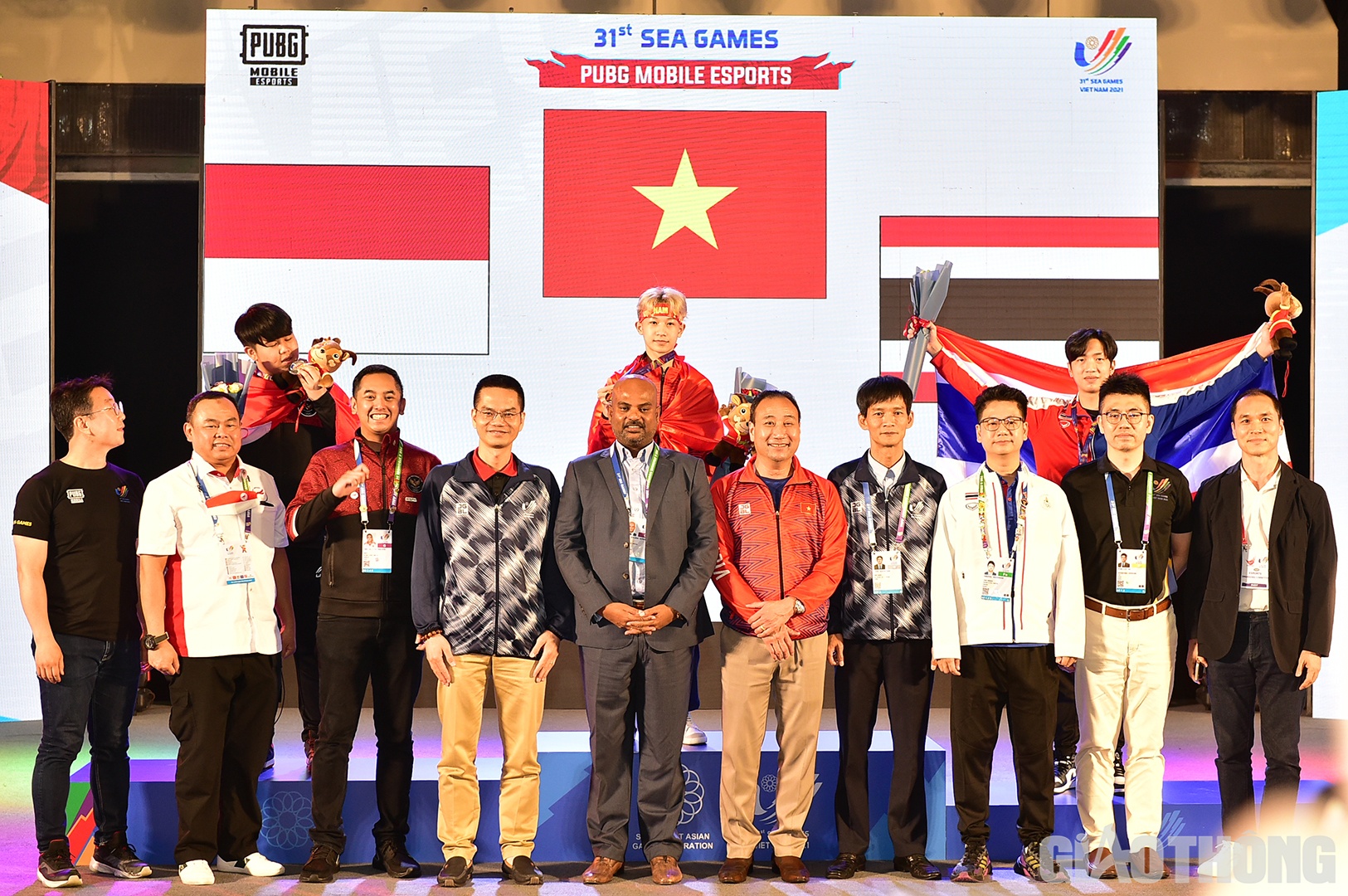 Về th&agrave;nh t&iacute;ch vừa gi&agrave;nh được, Văn Đ&ocirc;ng chia sẻ tấm HCV của m&igrave;nh l&agrave; nhờ sự nỗ lực của c&aacute; nh&acirc;n cộng với một ch&uacute;t may mắn. Suốt thời gian thi đấu c&aacute;c game, Đ&ocirc;ng "ViCoi" cho biết bản th&acirc;n tập trung thi đấu v&agrave; kh&ocirc;ng c&oacute; &yacute; nghĩ sẽ bỏ cuộc.