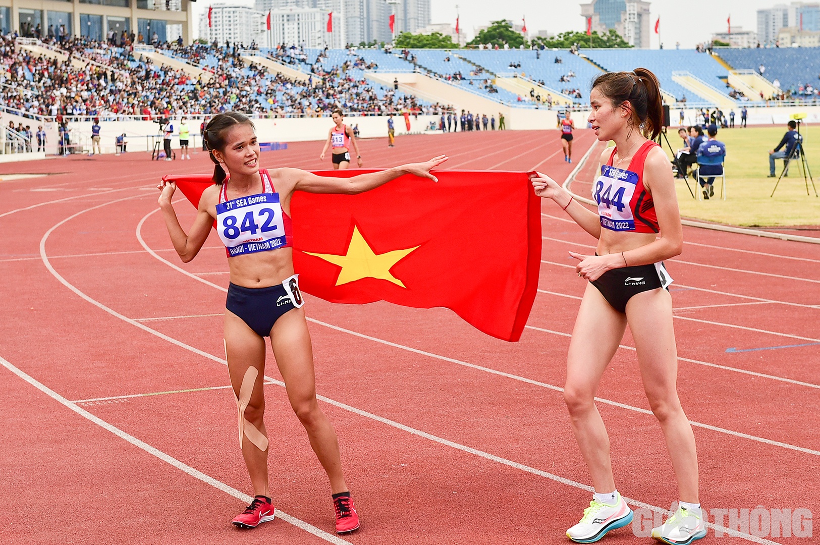 Cuối giờ chiều Phạm Thị Hồng Lệ (số 842) v&agrave; L&ograve; Thị Thanh (số 844) lần lượt gi&agrave;nh HCV v&agrave; HCB nội dung 10.000m nữ. Đ&aacute;ng tiếc Thanh sau đ&oacute; bị tước HCB v&igrave; phạm quy.