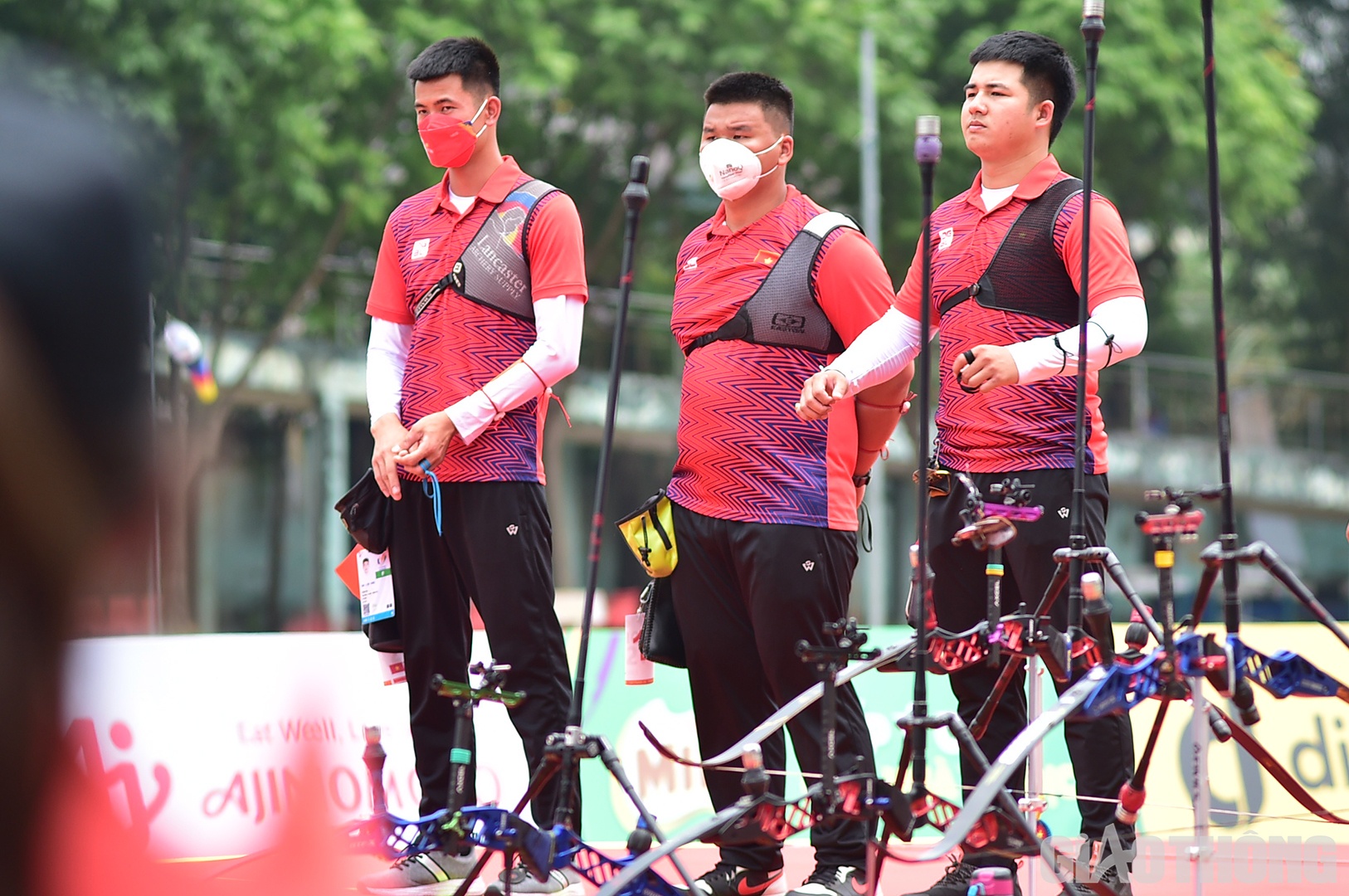 Cũng trong buổi s&aacute;ng nay, nội dung chung kết cung 1 d&acirc;y đồng đội nam, đội Việt Nam gồm 3 VĐV Chu Đức Anh, Nguyễn Duy v&agrave; N&ocirc;ng Văn Linh đ&atilde; tranh t&agrave;i với đội Indonesia.