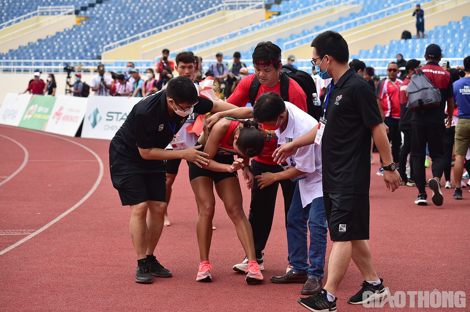 Sau khi về đ&iacute;ch, c&ocirc; ho&agrave;n to&agrave;n kiệt sức v&agrave; kh&oacute; đứng vững như b&igrave;nh thường. Ngay lập tức, Ngọc Hoa được ban huấn luyện c&ugrave;ng b&aacute;c sĩ chăm s&oacute;c.