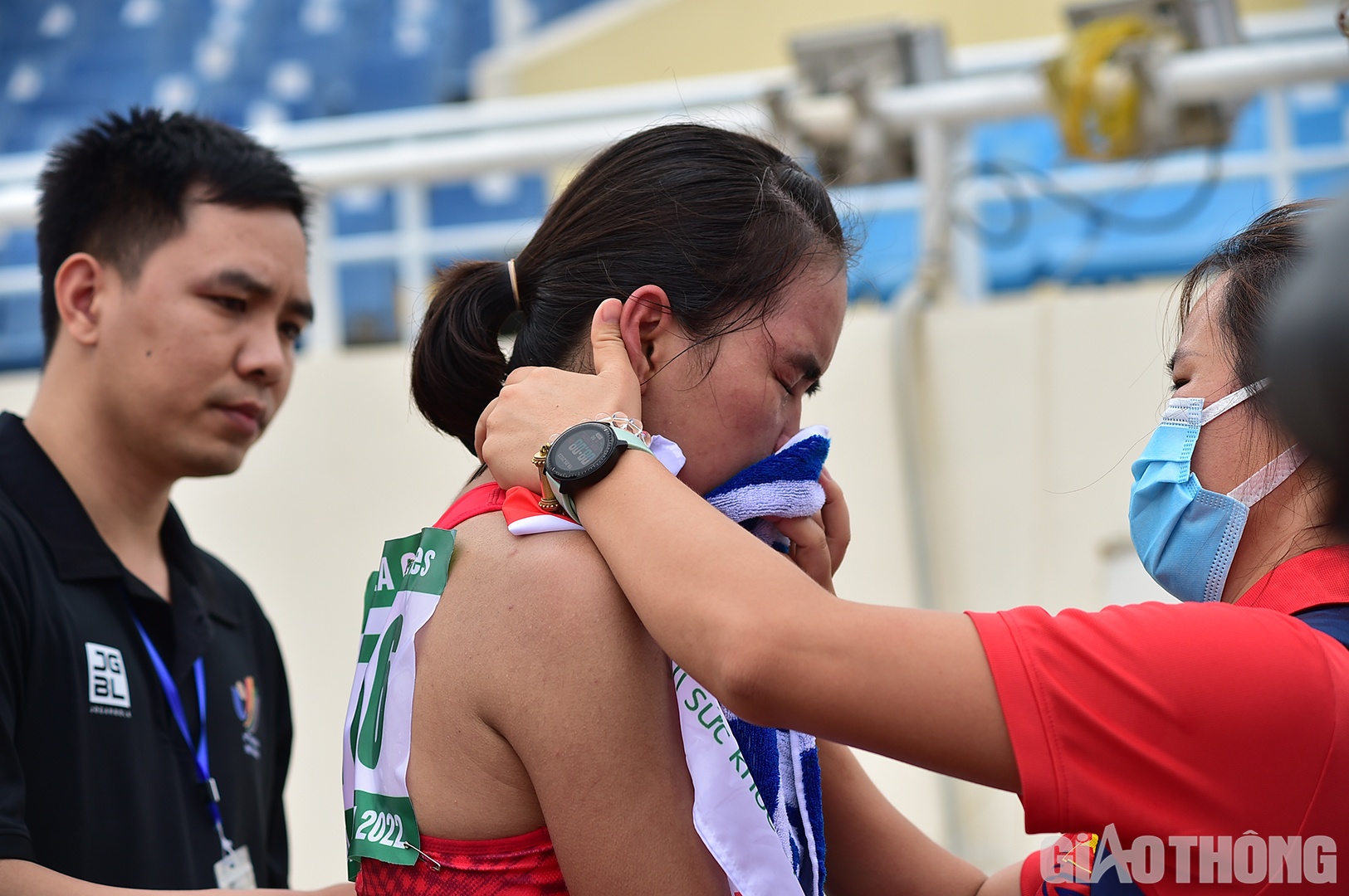 D&ugrave; vậy, sau v&agrave;i ph&uacute;t nghỉ ngơi, t&igrave;nh h&igrave;nh của c&ocirc; đ&atilde; kh&aacute; hơn.