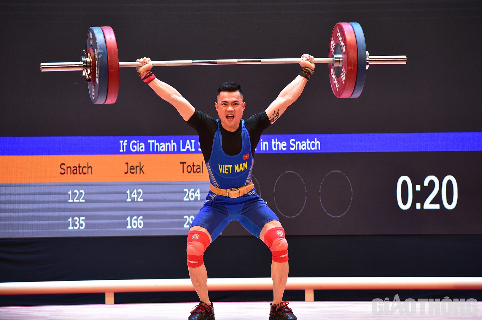 Ngay ở mức tạ đăng k&yacute;, Lại Gia Th&agrave;nh đ&atilde; đặt th&ocirc;ng số vượt trội c&aacute;c đối thủ với mức 120kg cử giật v&agrave; 150kg cử đẩy. Ở phần thi cử giật, vận động vi&ecirc;n qu&ecirc; Bắc Ninh dễ d&agrave;ng vượt qua mức tạ 116kg, rồi 120kg.