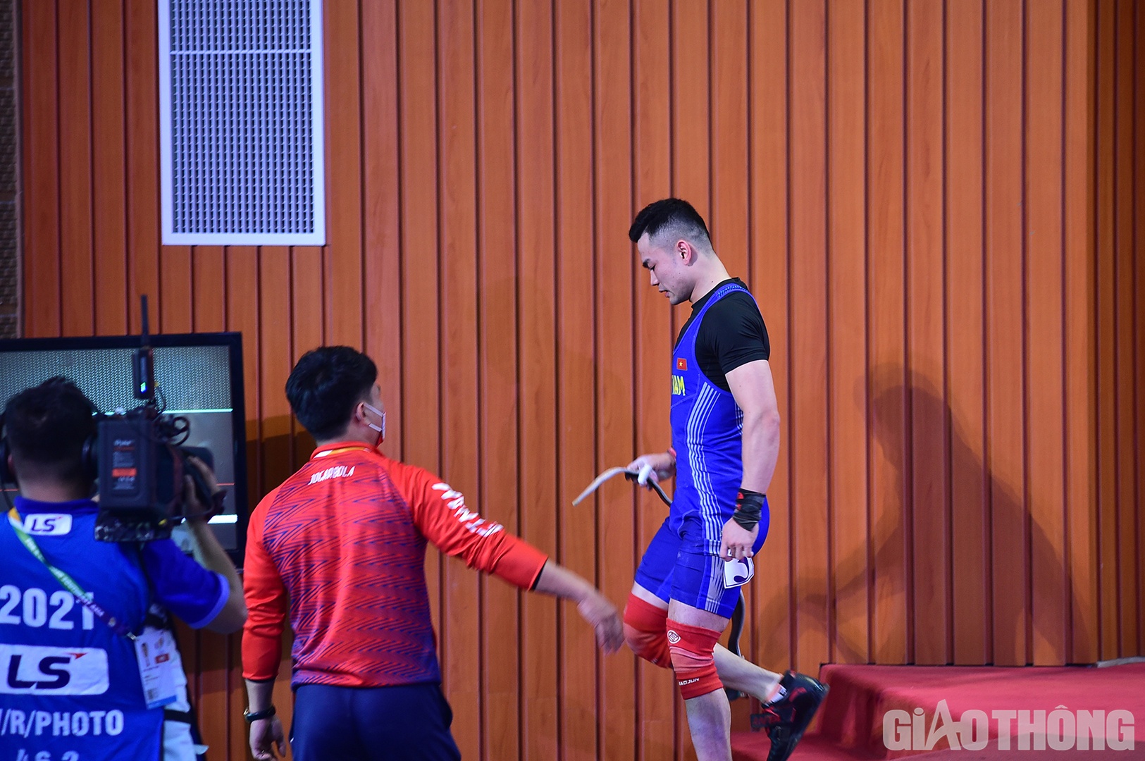 Trong lượt cử giật cuối, Th&agrave;nh đ&atilde; thử mức 123kg nhưng kh&ocirc;ng th&agrave;nh c&ocirc;ng. D&ugrave; vậy, mức 120kg đủ để Th&agrave;nh dẫn đầu sau phần thi cử giật, v&agrave; tạo ra ch&ecirc;nh lệch tới 5kg với người xếp sau.