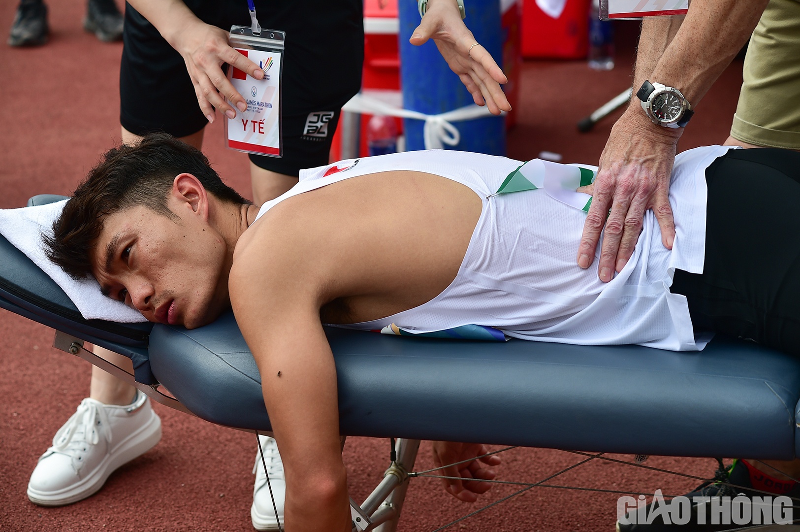 Trước đ&oacute; kh&ocirc;ng l&acirc;u, Nguy&ecirc;n Thanh sau khi về đ&iacute;ch cũng cần sự hỗ trợ khi cảm thấy đau nhức cơ thể. Anh được c&aacute;c nh&acirc;n vi&ecirc;n hỗ trợ xoa b&oacute;p, chườm đ&aacute;. Nhờ thể trạng tốt, Nguy&ecirc;n Thanh nhanh ch&oacute;ng đứng dậy v&agrave; đi lại b&igrave;nh thường.