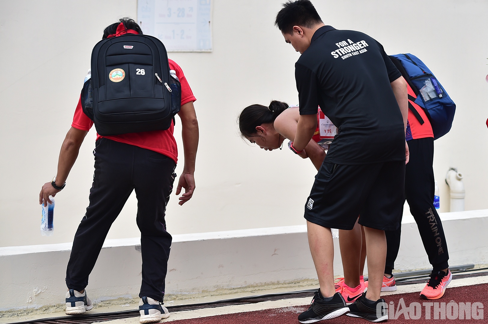 C&ocirc; li&ecirc;n tục bị n&ocirc;n khan v&agrave; lộ r&otilde; sự mệt mỏi.