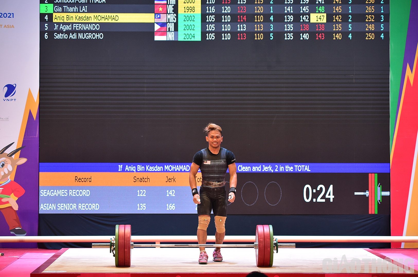Trong lượt cử đẩy cuối, Satrio Adi Nugroho (Indonesia) v&agrave; Aniq Bin Kasdan Mohamad (Malaysia) tăng mức tạ l&ecirc;n 143kg v&agrave; 147kg để tranh tấm HCB nhưng đều thất bại.