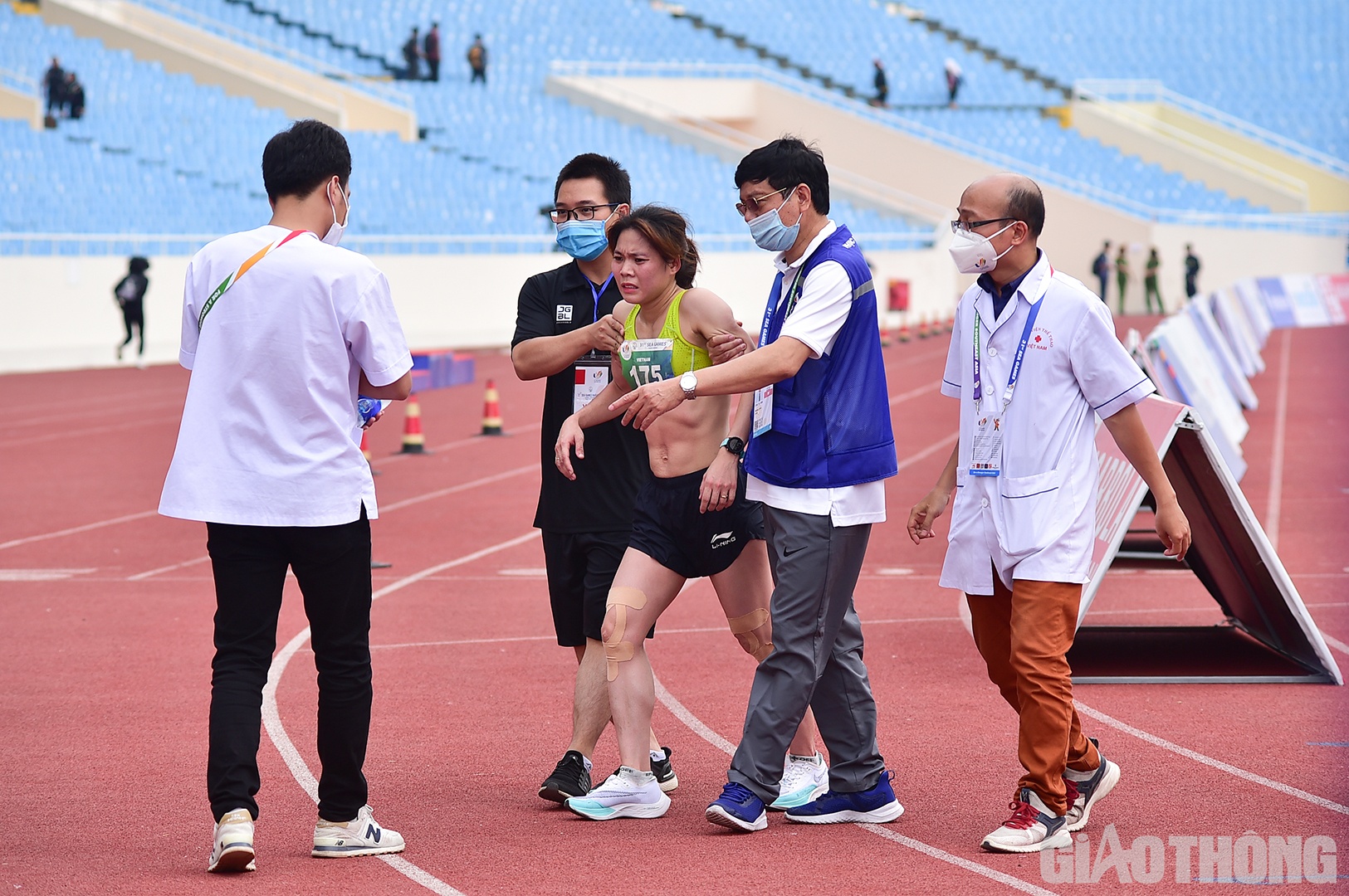 Một VĐV kh&aacute;c của Việt Nam l&agrave; Phạm Thị Huệ cũng rơi v&agrave;o t&igrave;nh trạng kiệt sức v&agrave; đau nhức đ&ocirc;i ch&acirc;n sau khi ho&agrave;n th&agrave;nh phần thi.