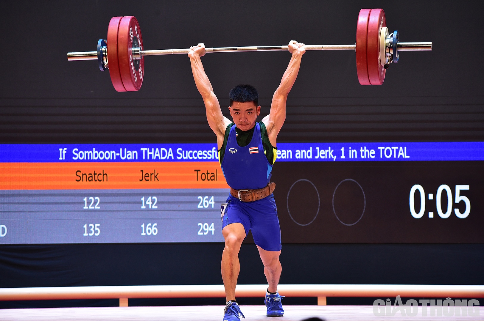 Uda của Th&aacute;i Lan th&agrave;nh c&ocirc;ng cả 3 lần cử đẩy, nhưng chỉ đạt mức tạ tốt nhất 141kg. D&ugrave; vậy, anh chơi tốt ở phần cử giật để đạt tổng cử 256kg v&agrave; nhận tấm HCB.