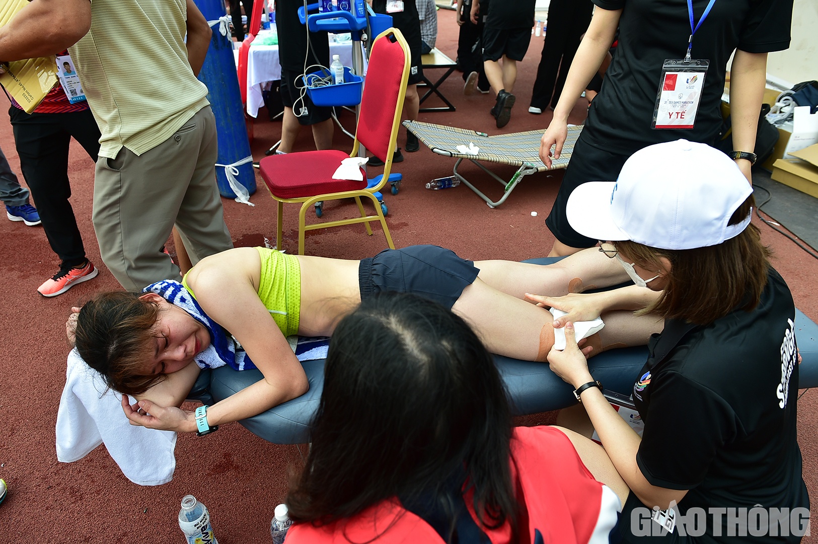 C&ocirc; được nh&acirc;n vi&ecirc;n hỗ trợ xoa b&oacute;p v&agrave; chườm đ&aacute; để giảm bớt cơn đau trong l&uacute;c nghỉ ngơi.