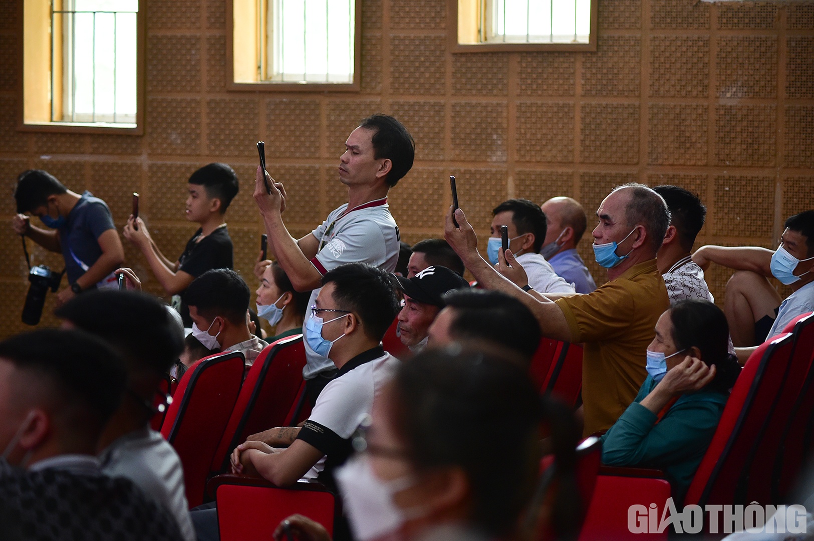 Lượt cử đẩy cuối 148kg, khi Gia Th&agrave;nh bước l&ecirc;n s&agrave;n đấu, gia đ&igrave;nh, người th&acirc;n của anh c&ugrave;ng nhiều kh&aacute;n giả đang chờ đợi một khoảnh khắc rực s&aacute;ng.