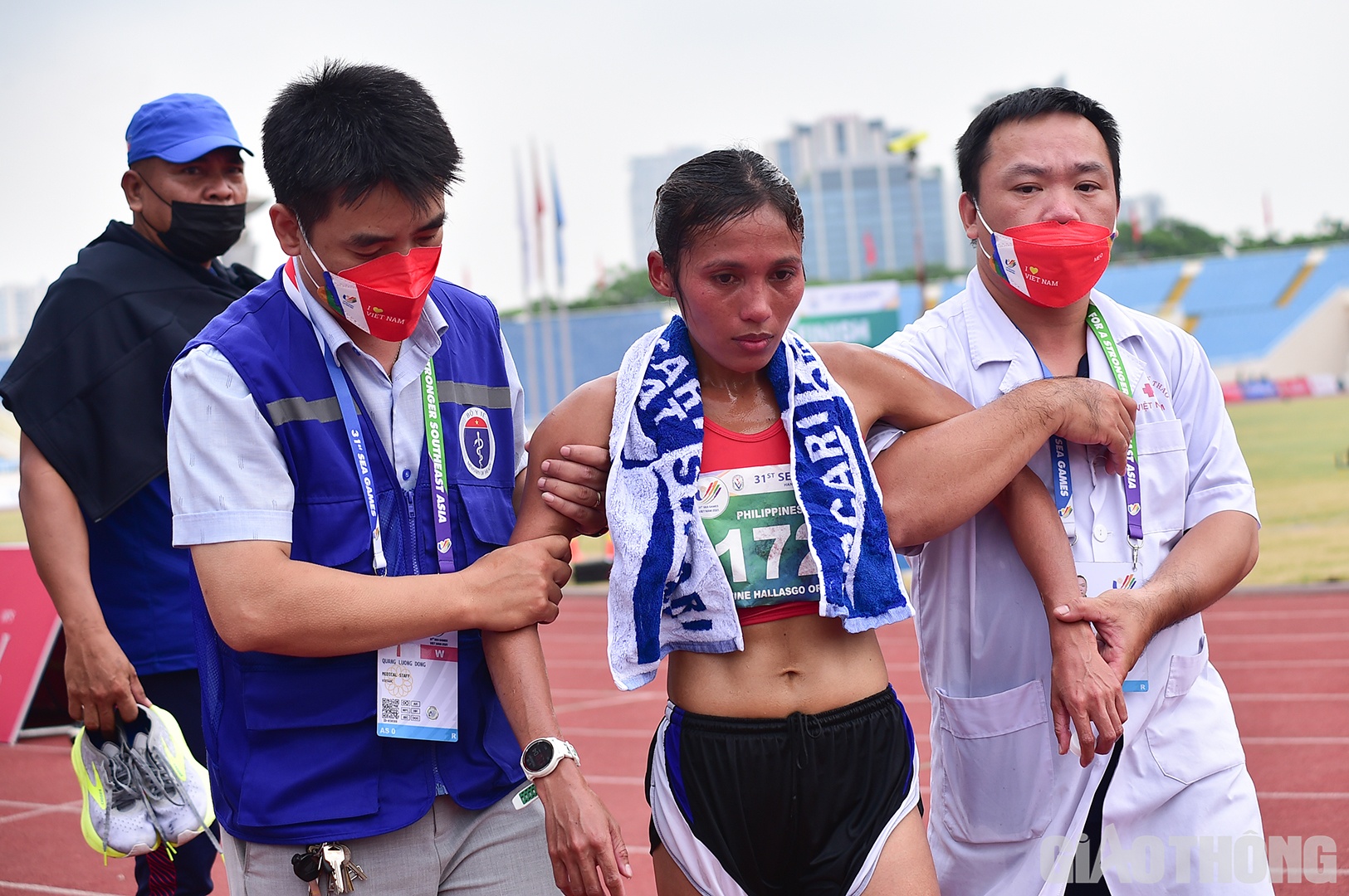 Với m&ocirc;n thể thao khắc nghiệt như marathon, chuyện c&aacute;c VĐV bị kiệt sức, đau đớn sau cuộc thi l&agrave; điều hầu như kh&ocirc;ng thể tr&aacute;nh khỏi. Trong ảnh, một VĐV Philippines đuối sức r&otilde; rệt sau khi về đ&iacute;ch.