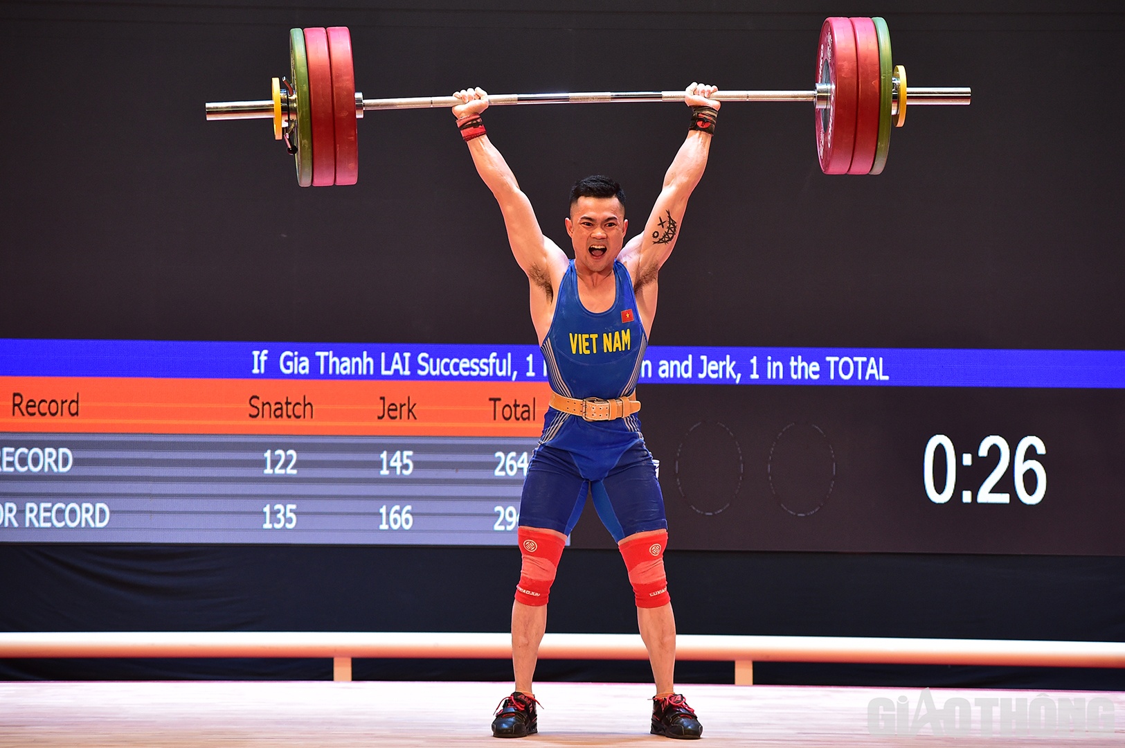Gia Th&agrave;nh kh&ocirc;ng gặp kh&oacute; khăn v&agrave; thực hiện lượt cử đẩy th&agrave;nh c&ocirc;ng. Anh c&ugrave;ng l&uacute;c ph&aacute; 2 kỷ lục SEA Games, khi vượt qua mức cử đẩy cũ (142kg) v&agrave; tổng cử cũ (264kg) do ch&iacute;nh m&igrave;nh thiết lập tại SEA Games 30 (2019).