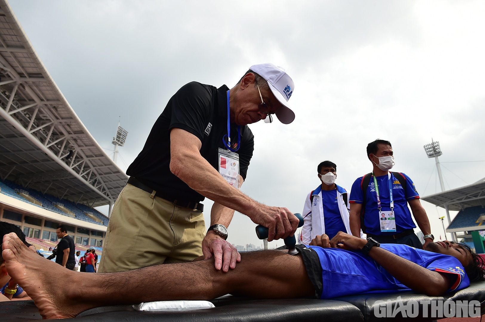 Nh&acirc;n vi&ecirc;n y tế đang hỗ trợ massage ch&acirc;n cho một VĐV của Campuchia.
