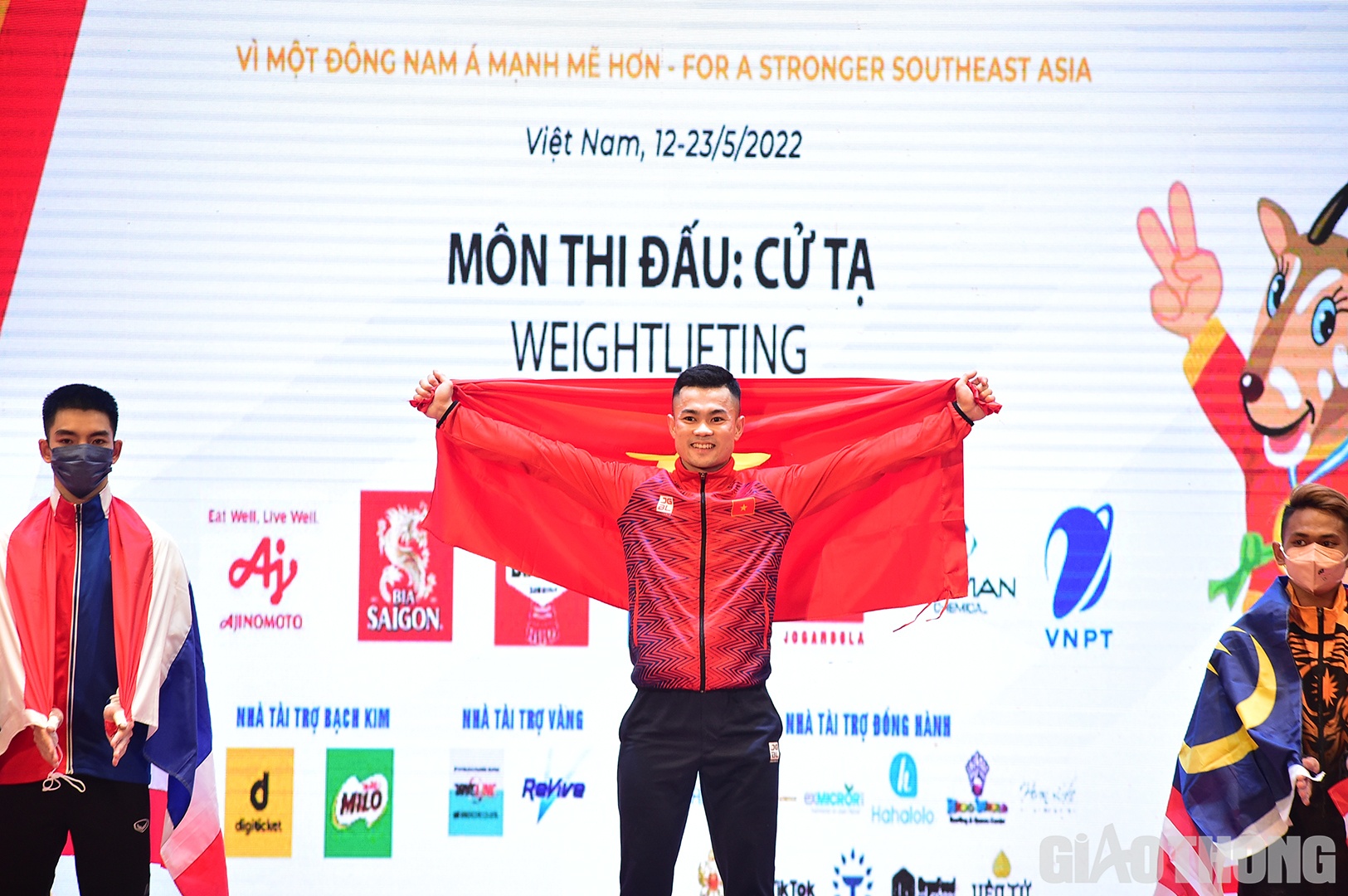 Đ&ocirc; cử 24 tuổi b&igrave;nh thản khi gi&agrave;nh HCV v&agrave; ph&aacute; 2 kỷ lục. Anh cho biết: "T&ocirc;i rất thoải m&aacute;i khi thi đấu. Th&agrave;nh t&iacute;ch của t&ocirc;i c&oacute; sẵn như vậy, n&ecirc;n việc đăng k&yacute; mức tạ c&oacute; khoảng c&aacute;ch kh&aacute; lớn với c&aacute;c đối thủ".