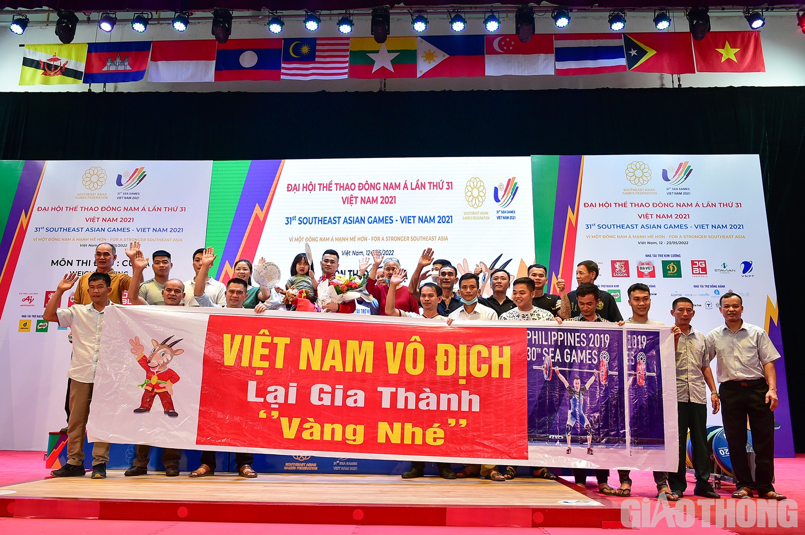 Gia đ&igrave;nh của Lại Gia Th&agrave;nh tại Quế V&otilde;, Bắc Ninh đ&atilde; thu&ecirc; xe, mang theo tấm băng r&ocirc;n lớn để cổ vũ anh thi đấu tại SEA Games 31 diễn ra tr&ecirc;n s&acirc;n nh&agrave;.