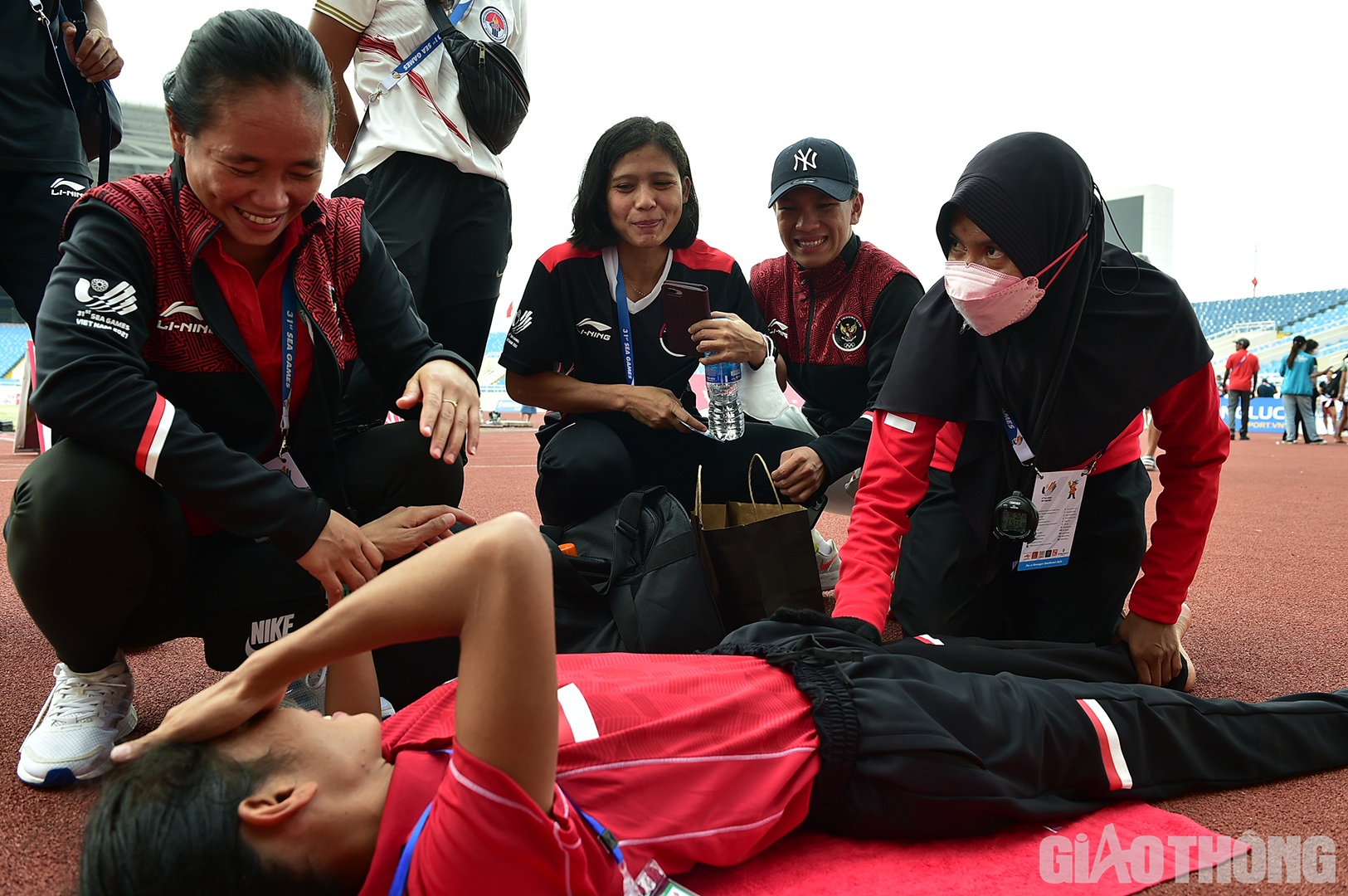 Một VĐV Indonesia được đội ngũ của m&igrave;nh hỗ trợ.