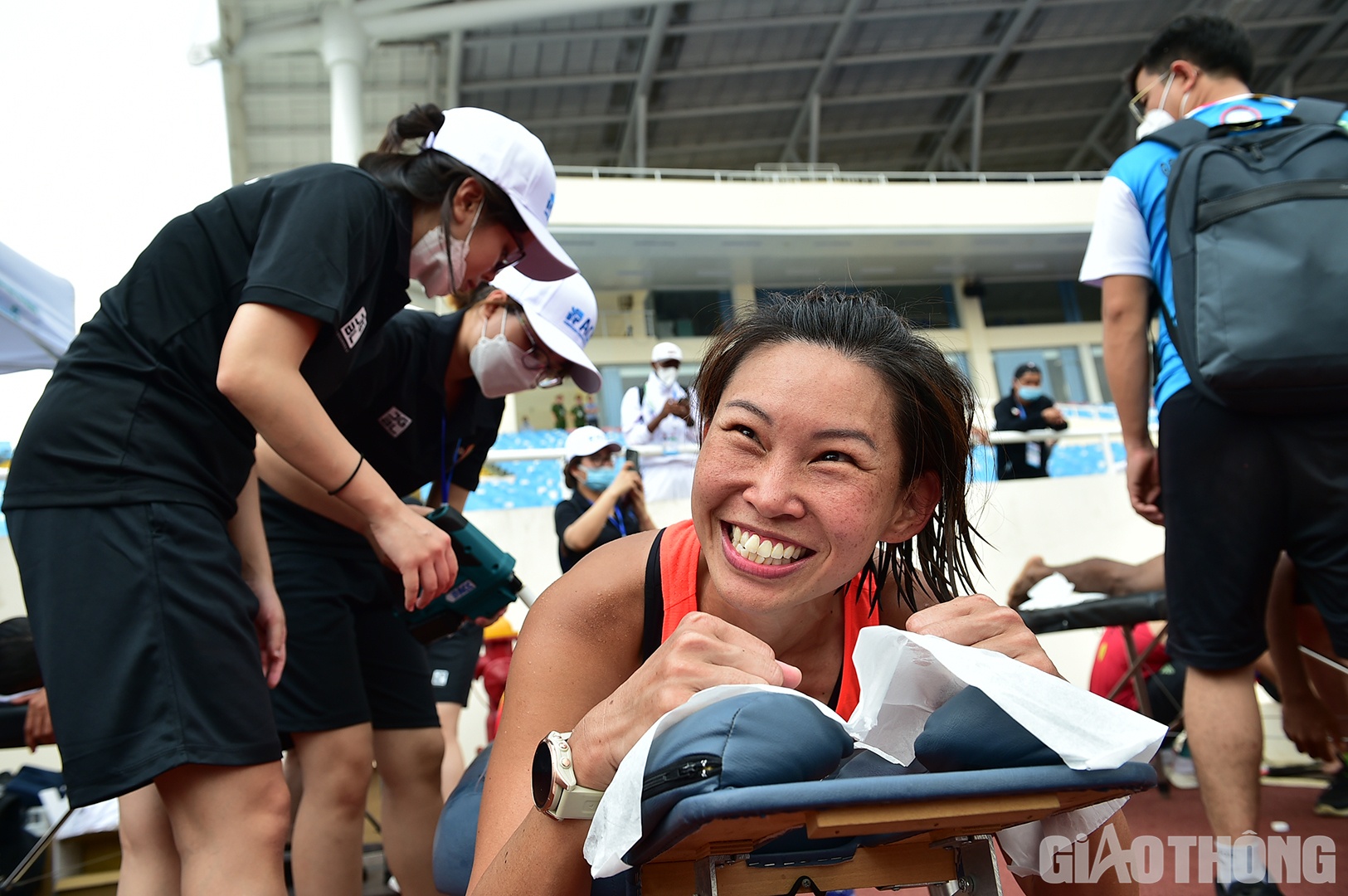 Một VĐV của Singapore tỏ ra rất vui mừng sau khi ho&agrave;n th&agrave;nh chặng đua v&agrave; nhận được sự chăm s&oacute;c tận t&igrave;nh của c&aacute;c nh&acirc;n vi&ecirc;n y tế.