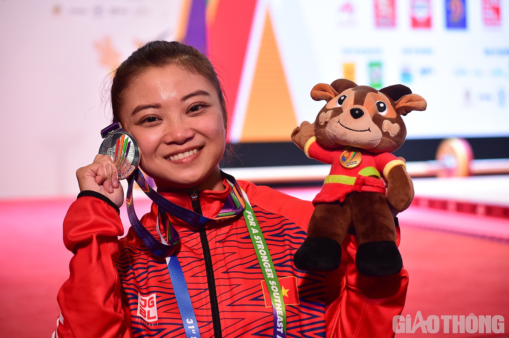 Mỹ Phượng nhận HCB nhưng tỏ ra rất vui bởi đ&acirc;y l&agrave; th&agrave;nh t&iacute;ch tốt nhất trong sự nghiệp của c&ocirc;.